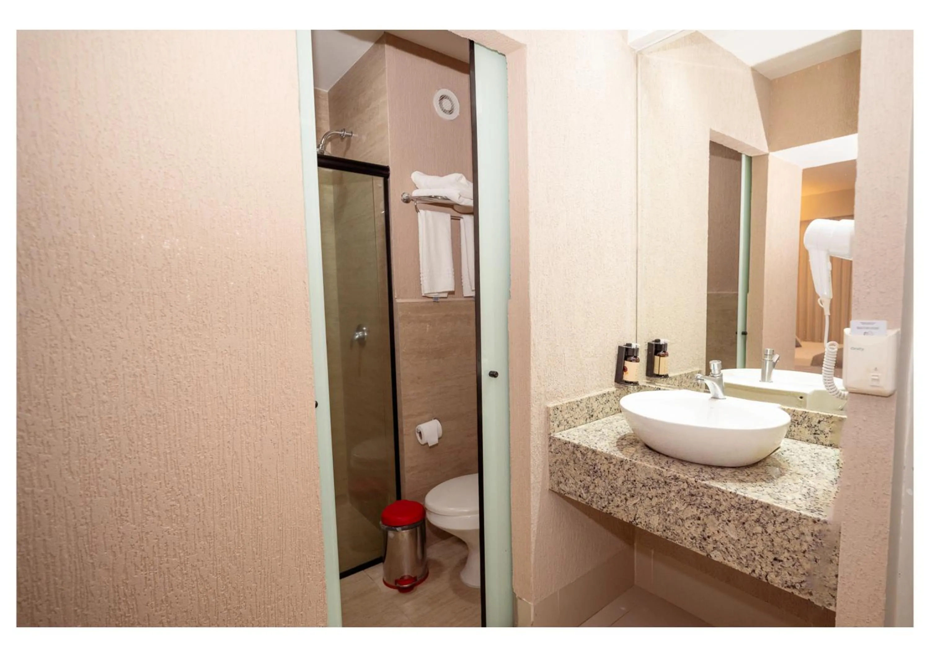 Shower in Hotel Girassol Plaza