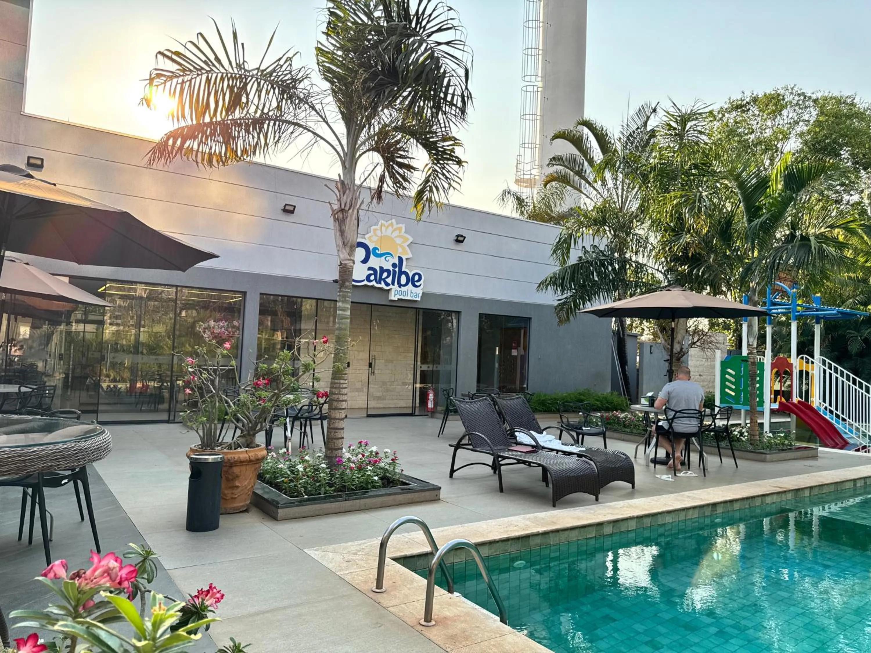 Swimming pool in Hotel Girassol Plaza