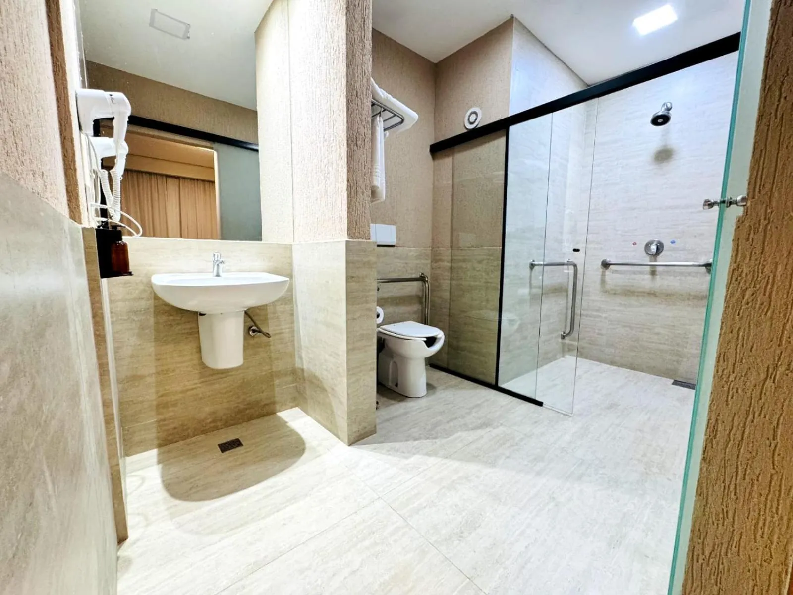 Toilet in Hotel Girassol Plaza