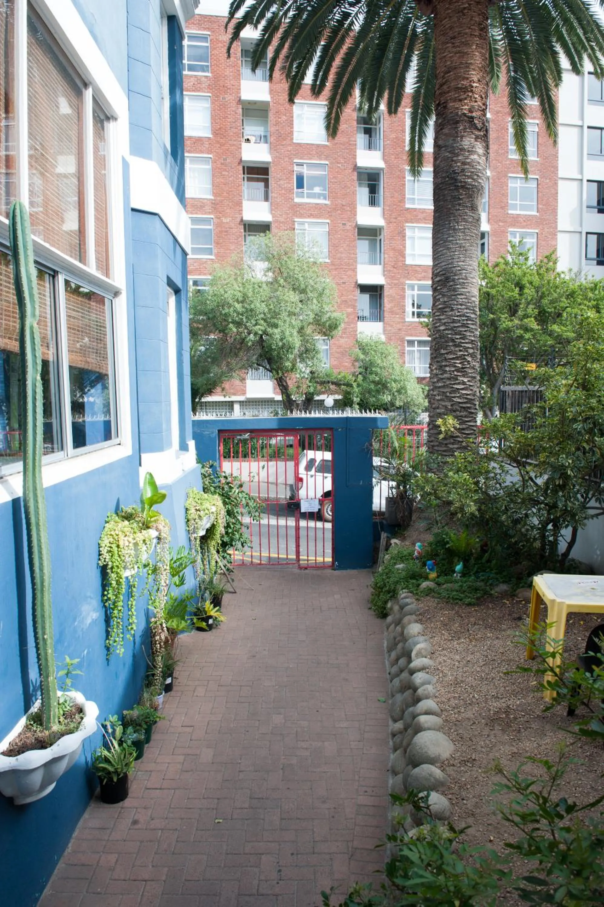 Facade/entrance in Big Blue Backpackers