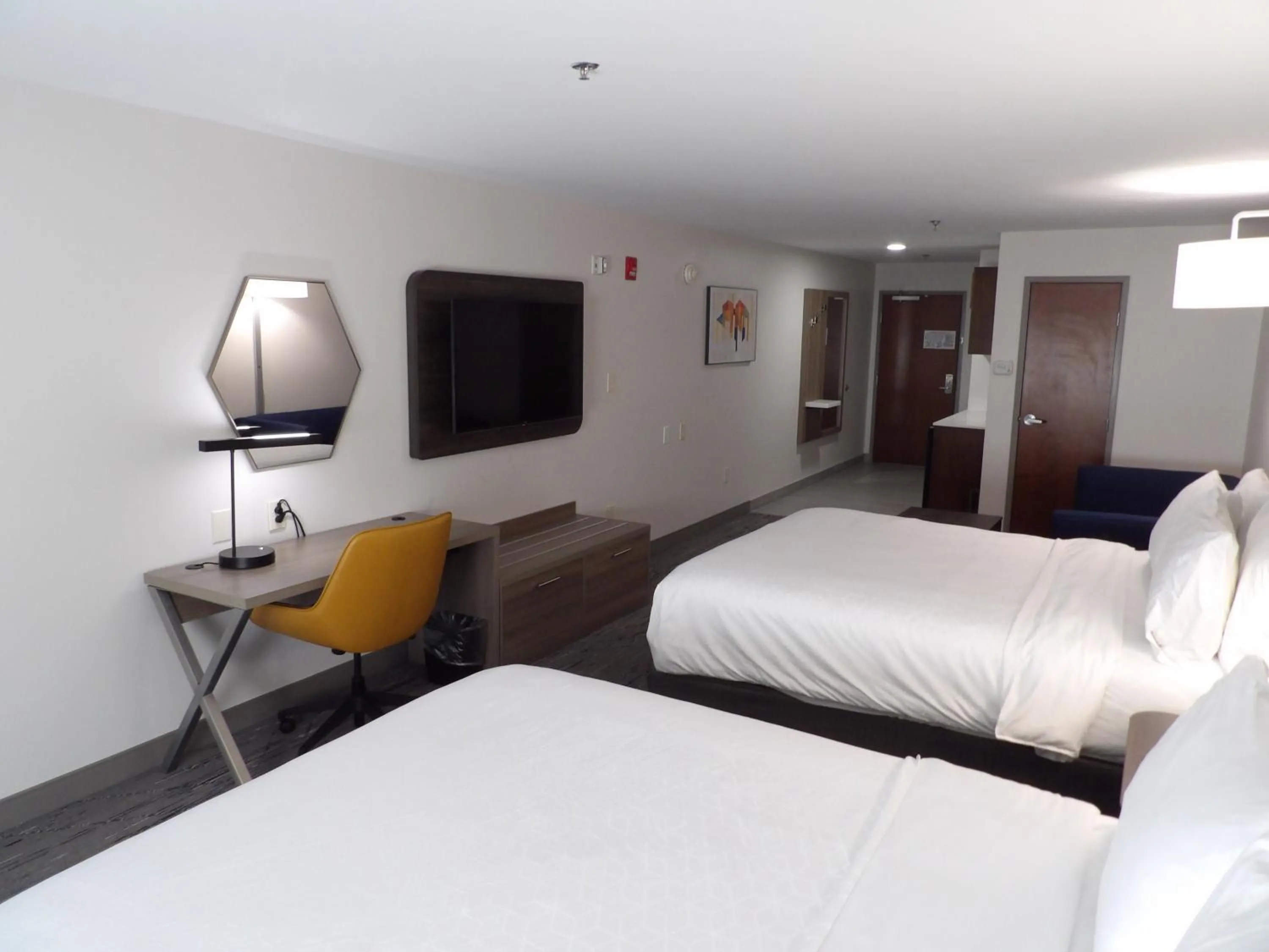 Communal lounge/ TV room, Bed in Holiday Inn Express & Suites - Huntsville Airport by IHG