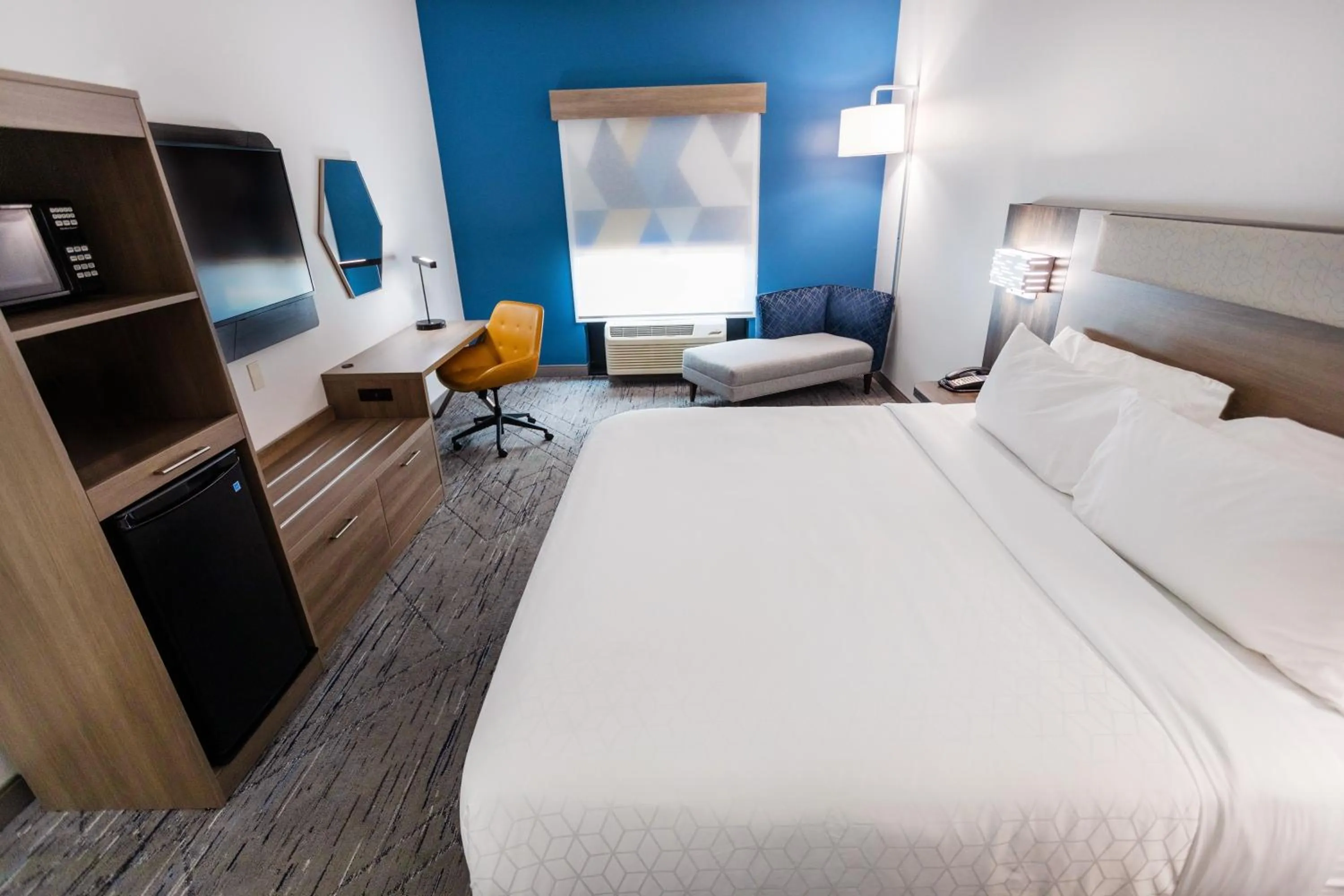 Communal lounge/ TV room, Bed in Holiday Inn Express & Suites - Huntsville Airport by IHG
