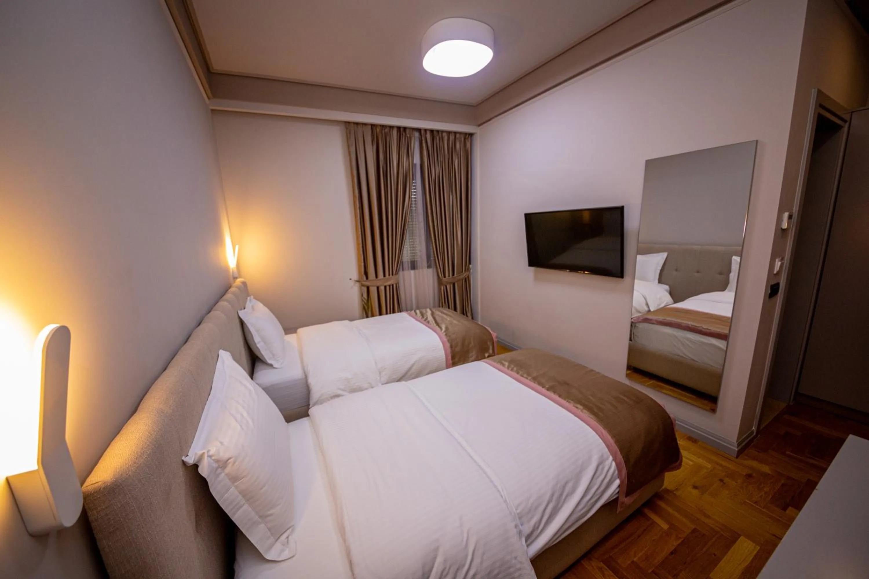 Bedroom, Bed in City Center Hotel