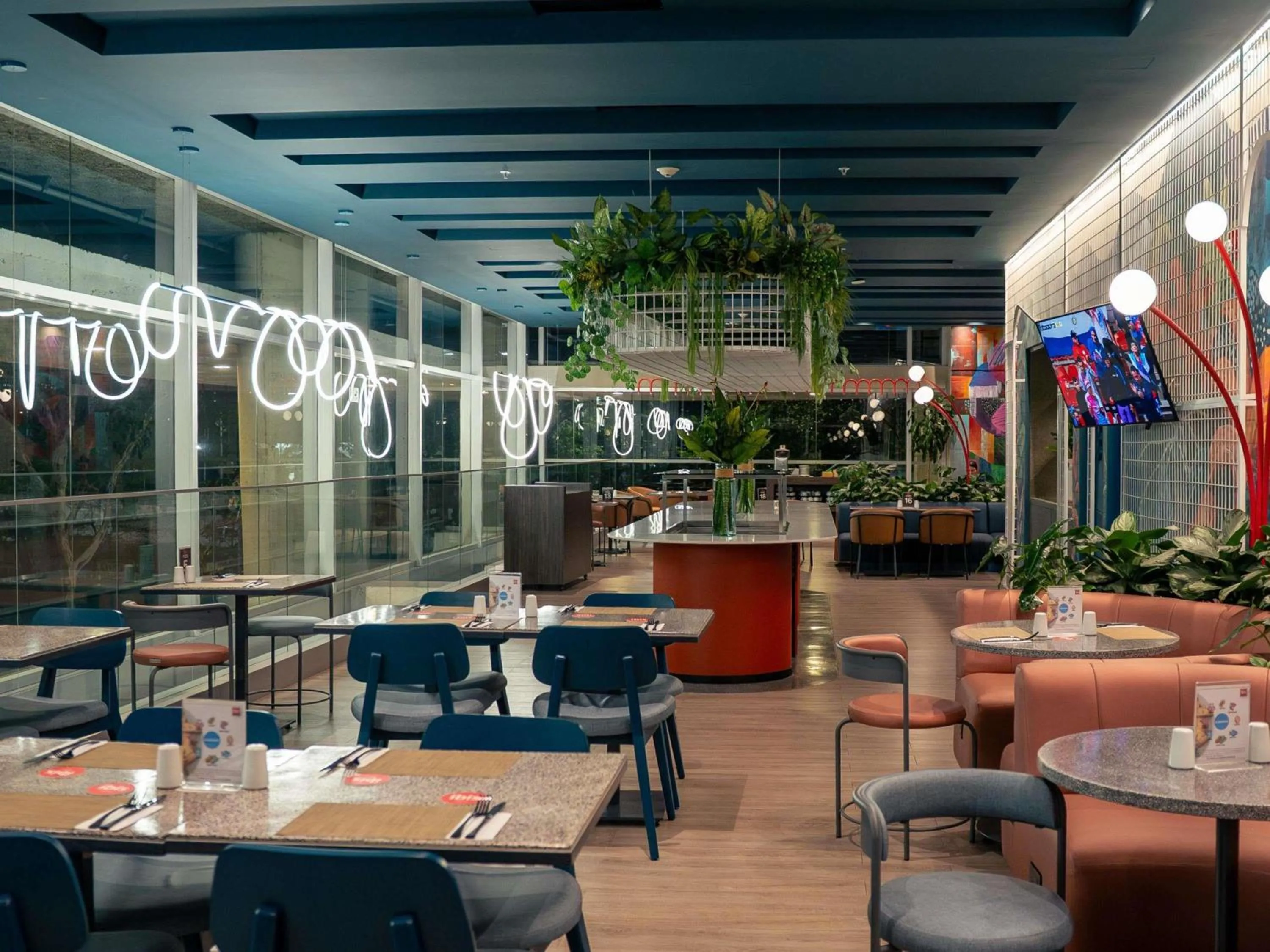 Restaurant/places to eat in ibis Medellin