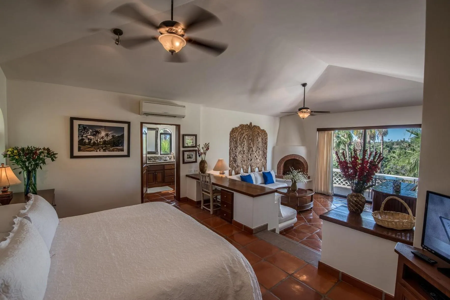 Photo of the whole room, Bed in Hacienda Todos Los Santos