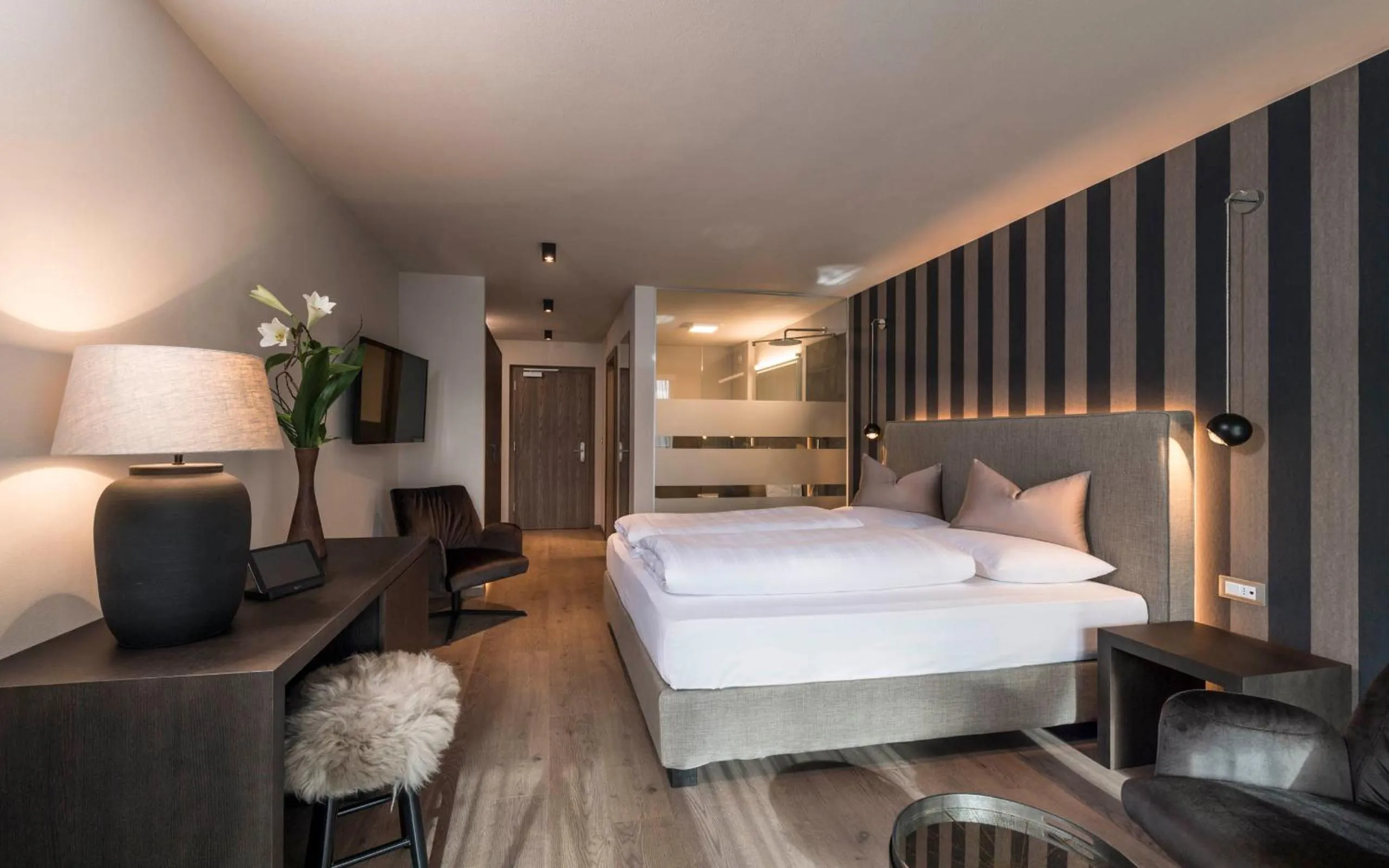 Bathroom, Bed in Hotel - Appartements Schmied Hans