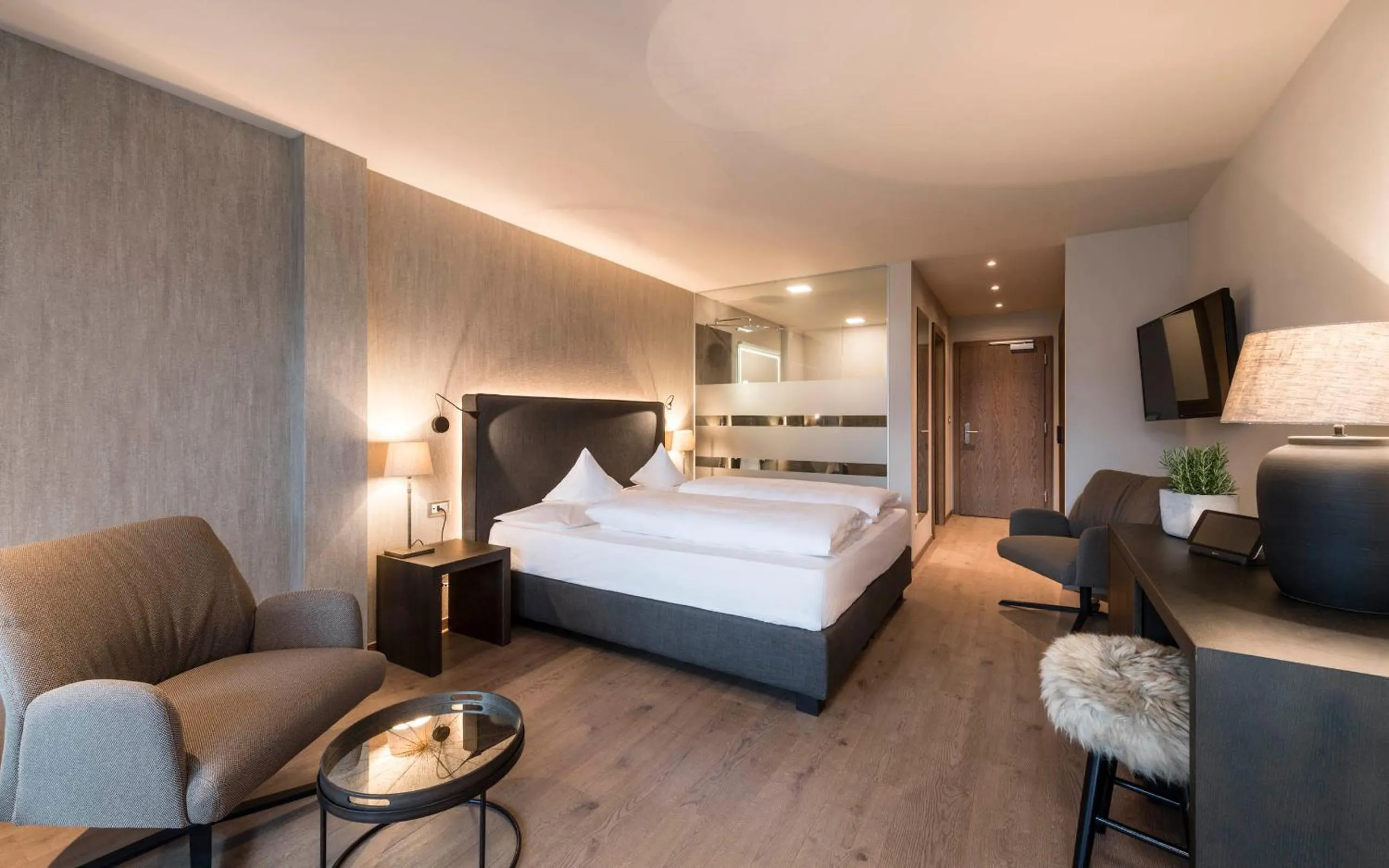 Bathroom, Bed in Hotel - Appartements Schmied Hans