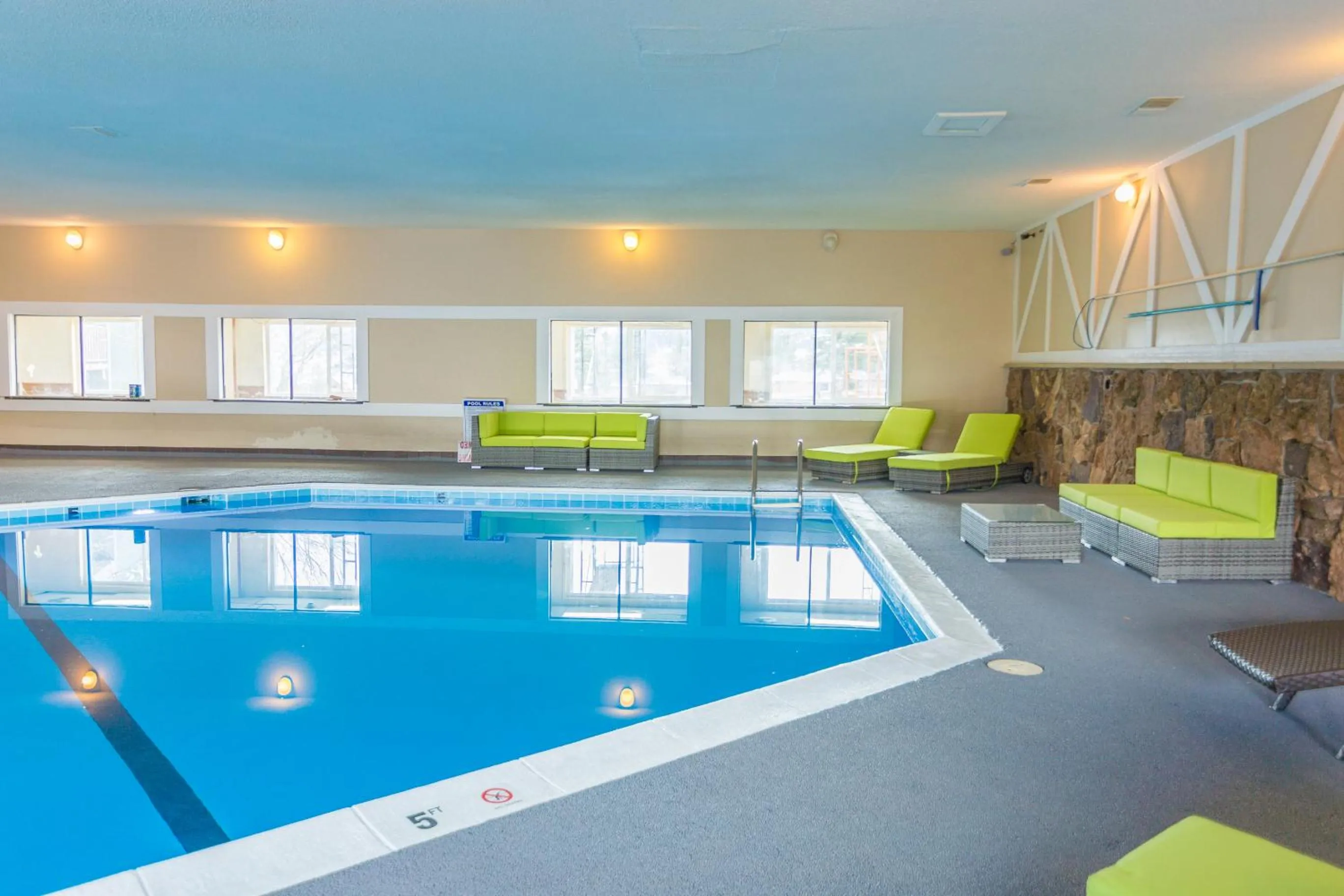 Swimming pool in Expedition Lodge Estes Park at Rocky Mtn National Park