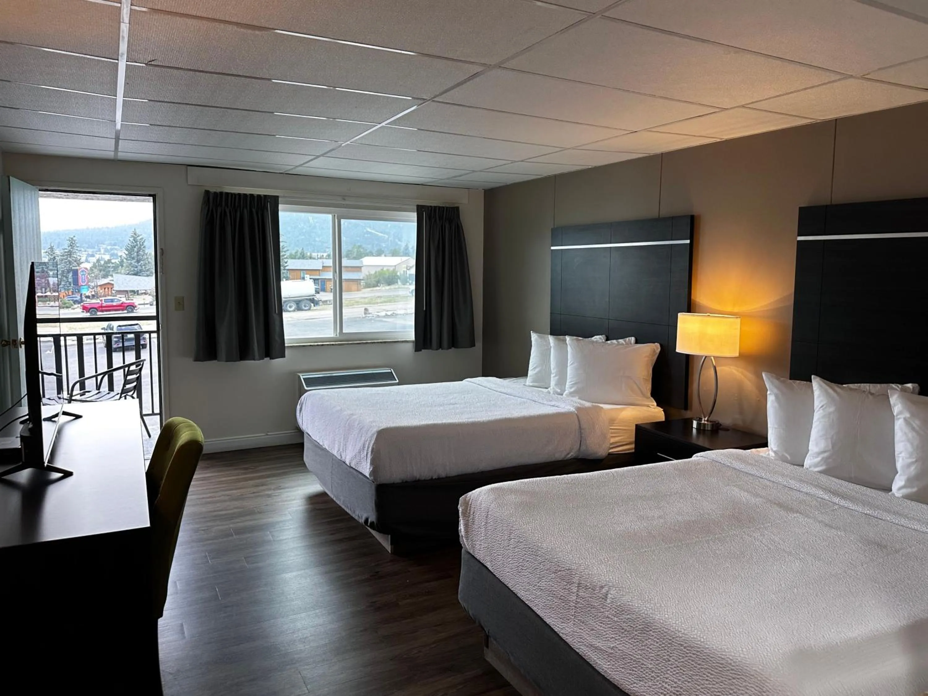 Photo of the whole room, Bed in Expedition Lodge Estes Park at Rocky Mtn National Park