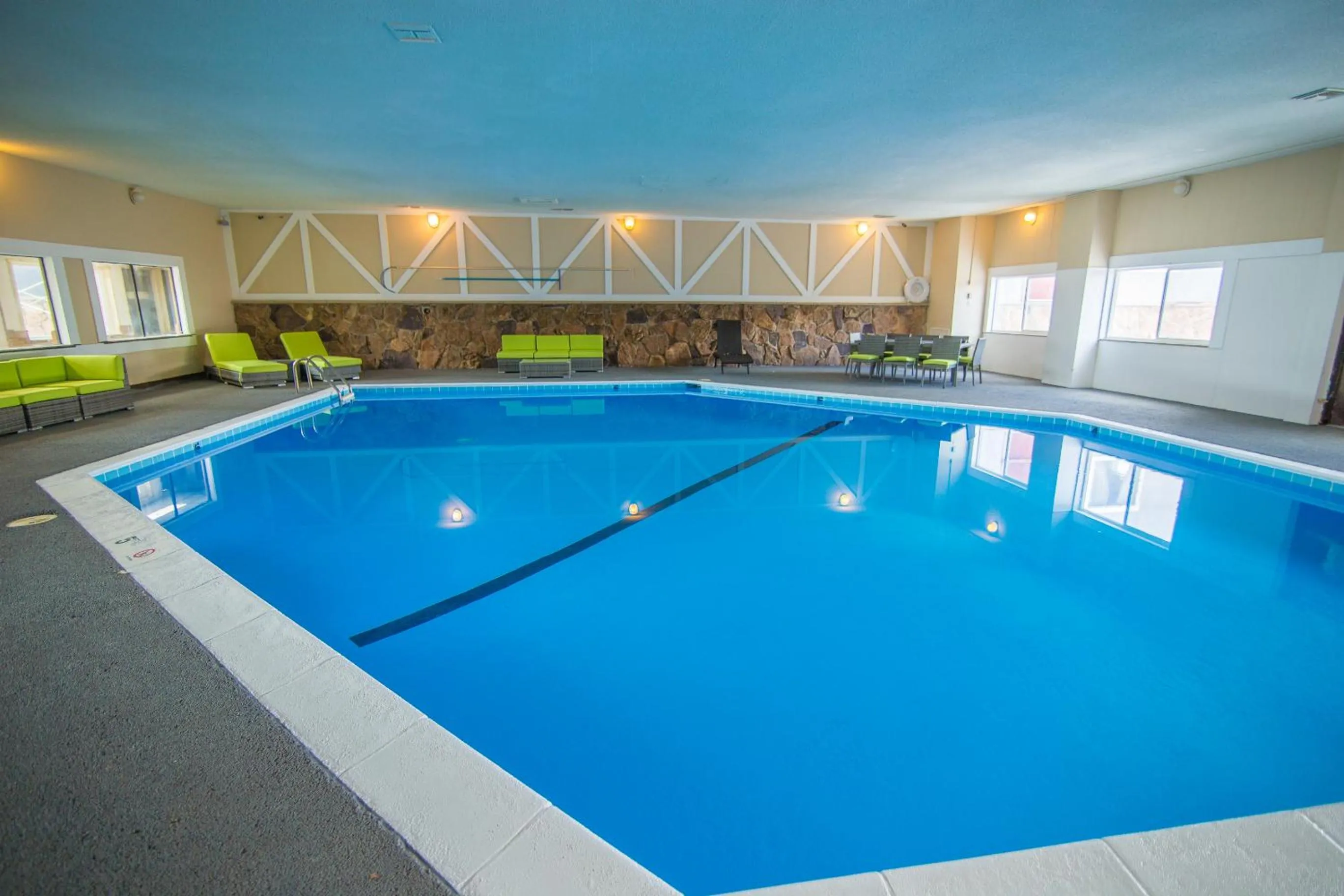 Swimming pool in Expedition Lodge Estes Park at Rocky Mtn National Park