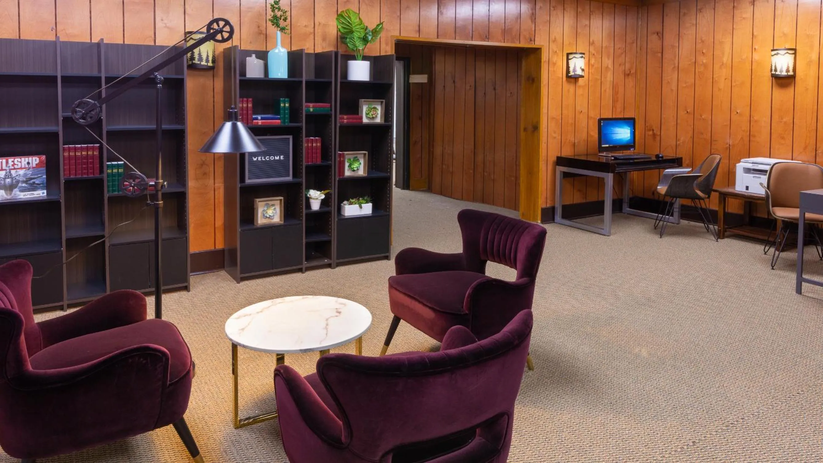 Living room in Expedition Lodge Estes Park at Rocky Mtn National Park