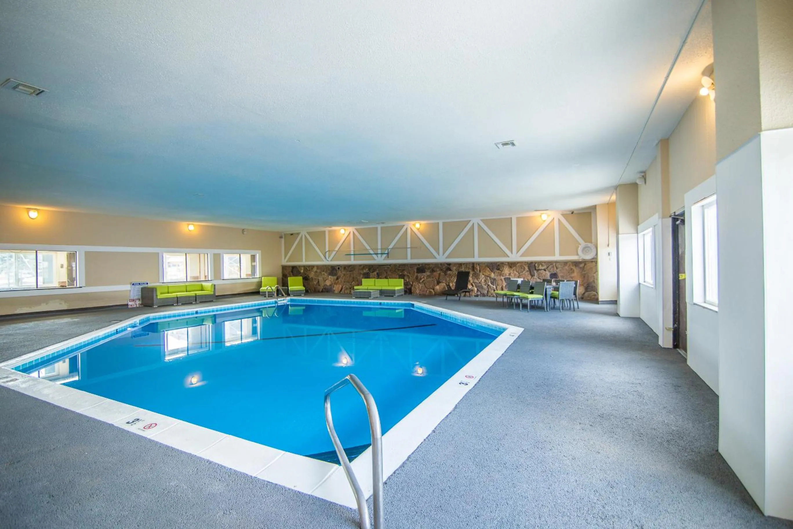 Swimming pool in Expedition Lodge Estes Park at Rocky Mtn National Park