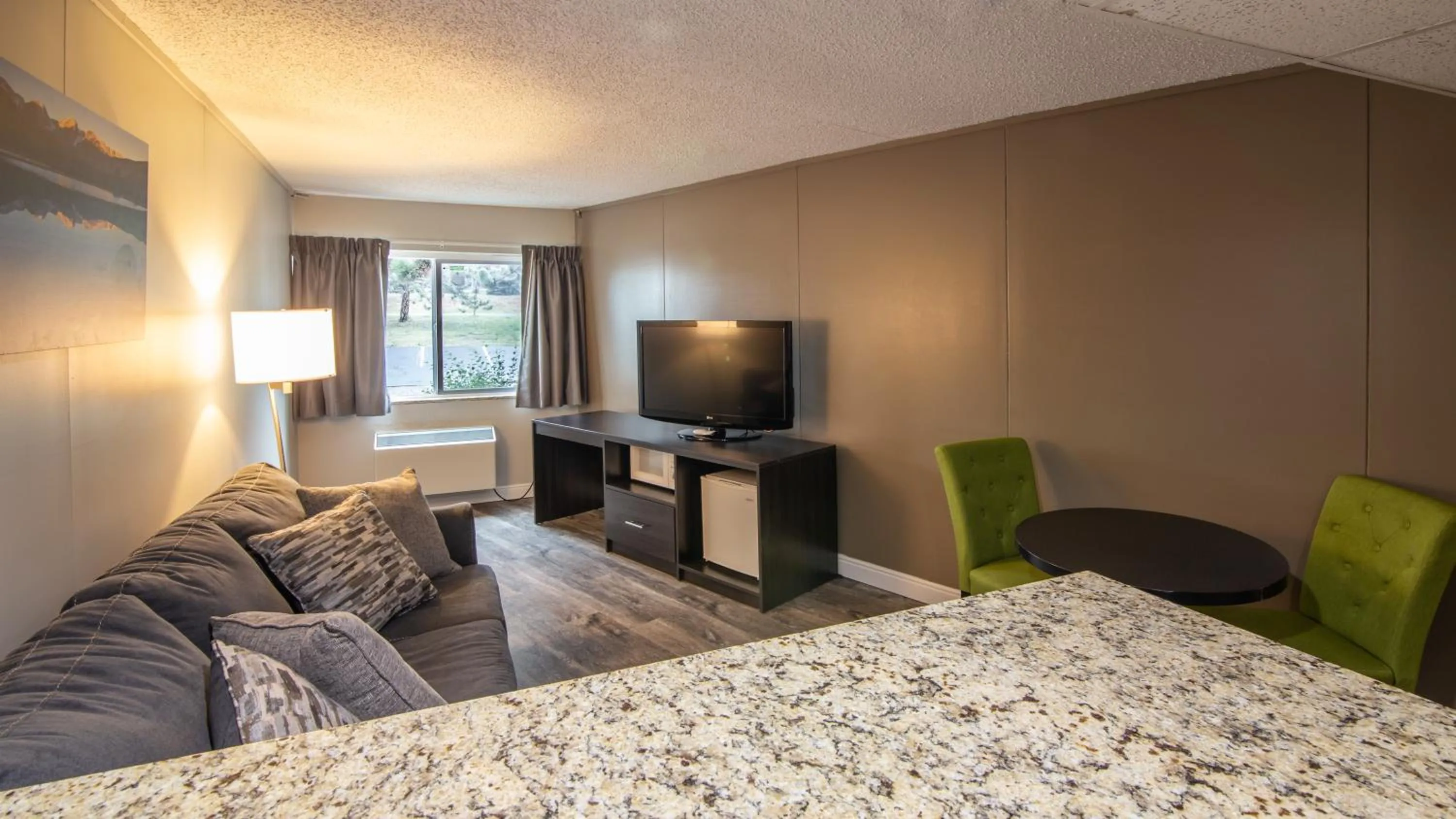 Living room, TV/Entertainment Center in Rocky Mountain Hotel & Conference Center