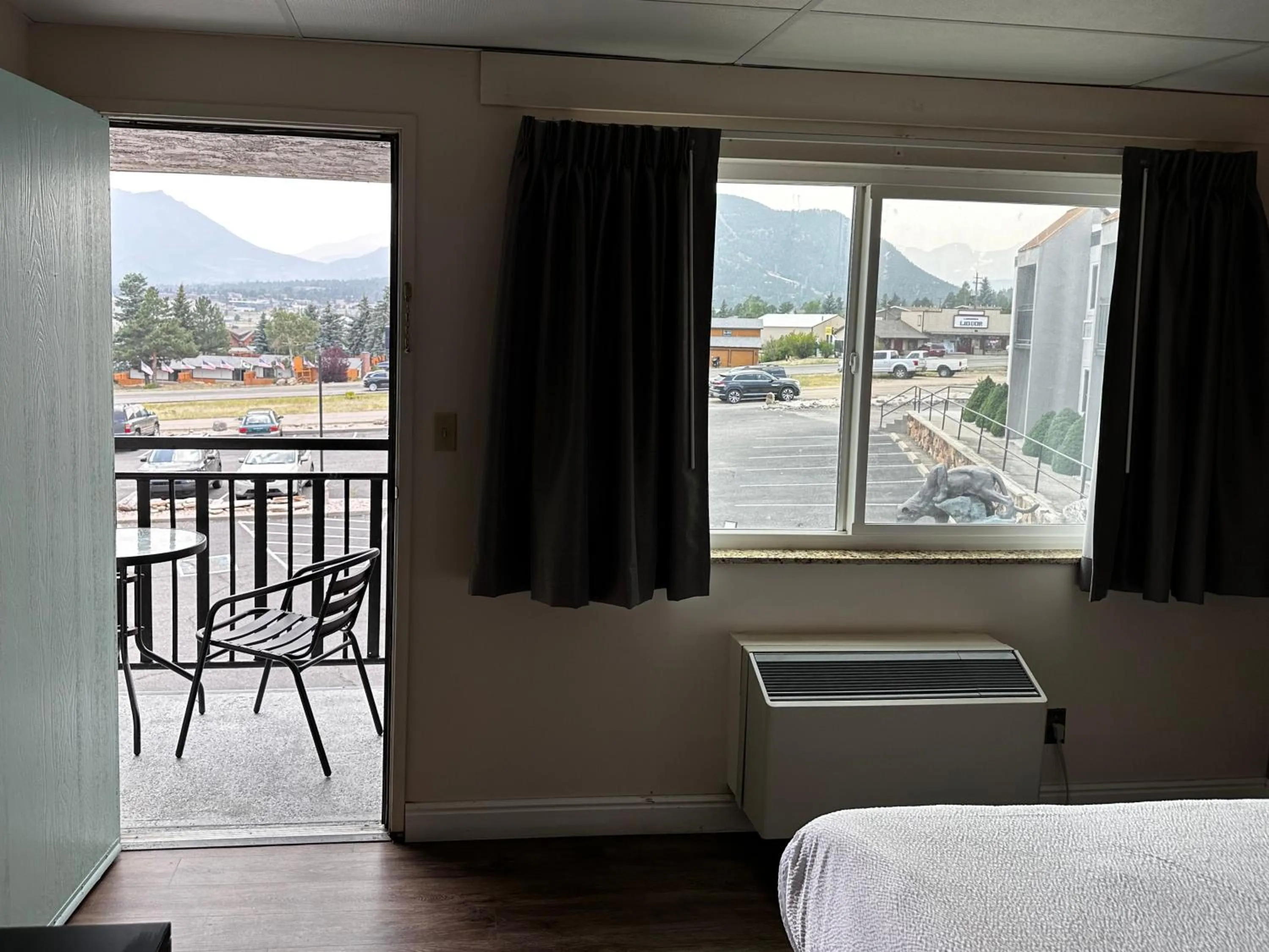 Balcony/Terrace, Bed in Expedition Lodge Estes Park at Rocky Mtn National Park