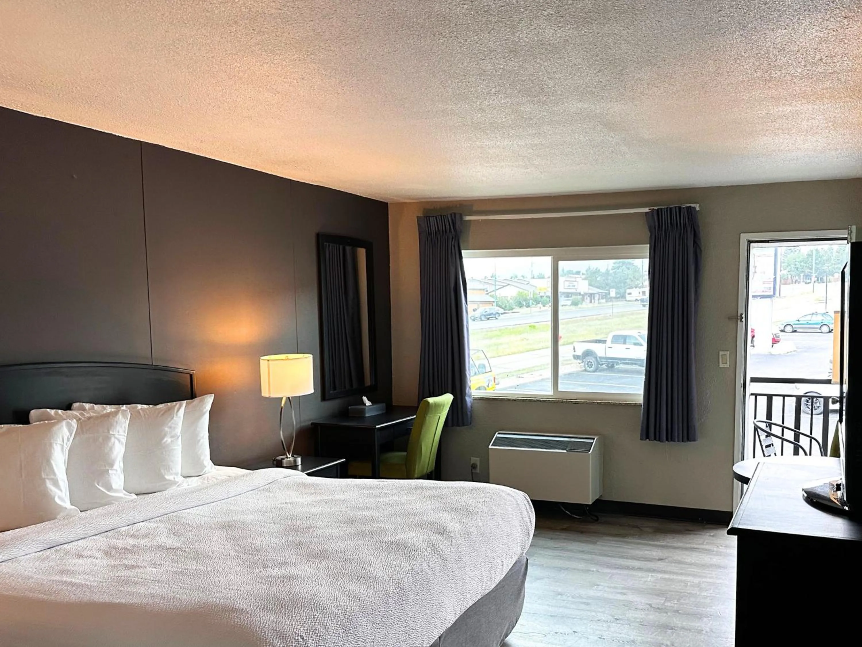 Bedroom, Bed in Expedition Lodge Estes Park at Rocky Mtn National Park