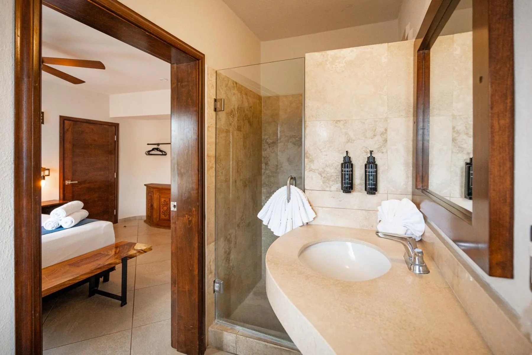 Shower, Bed in Hotel & Suites El Moro