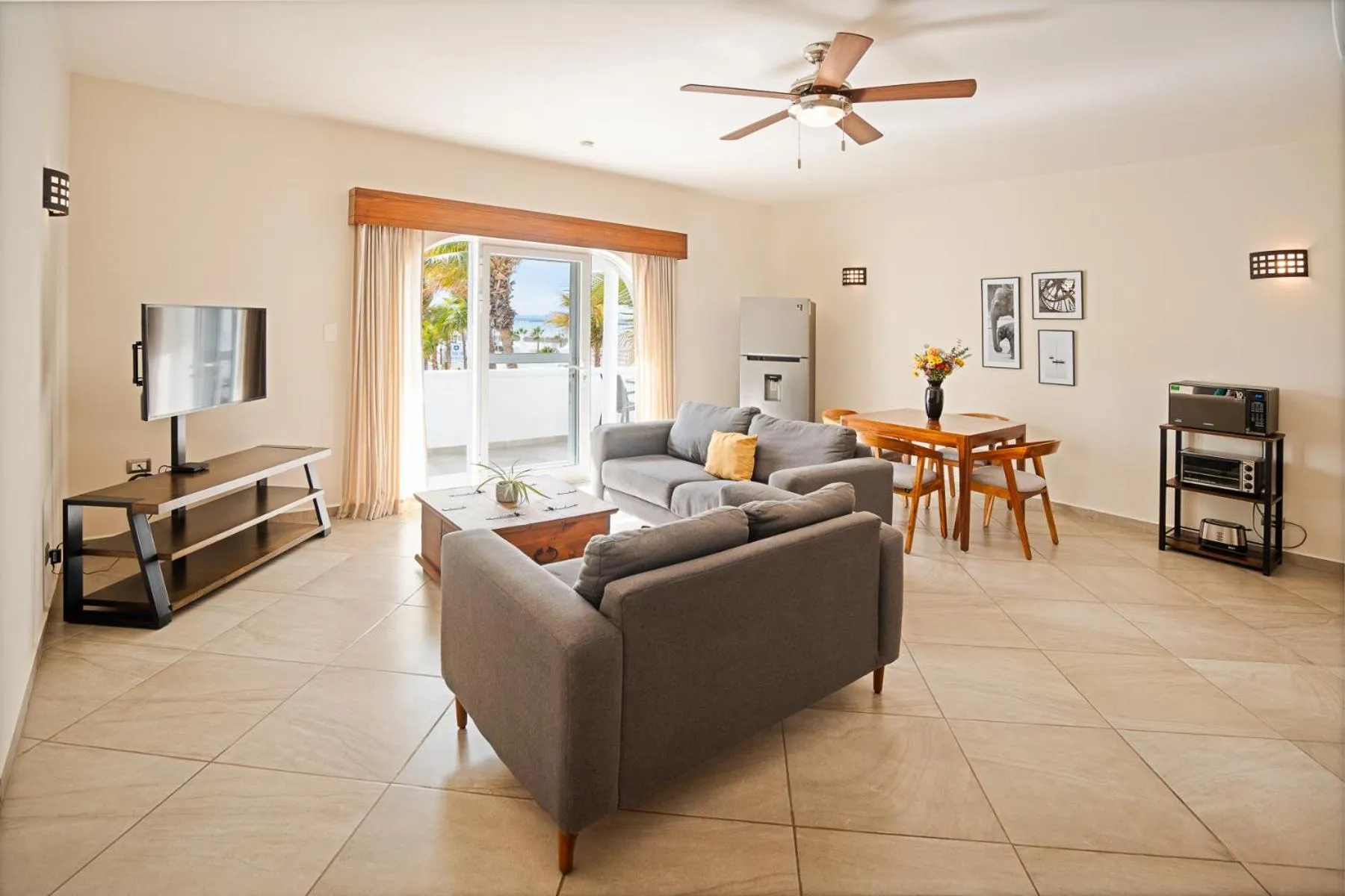 Communal lounge/ TV room in Hotel & Suites El Moro