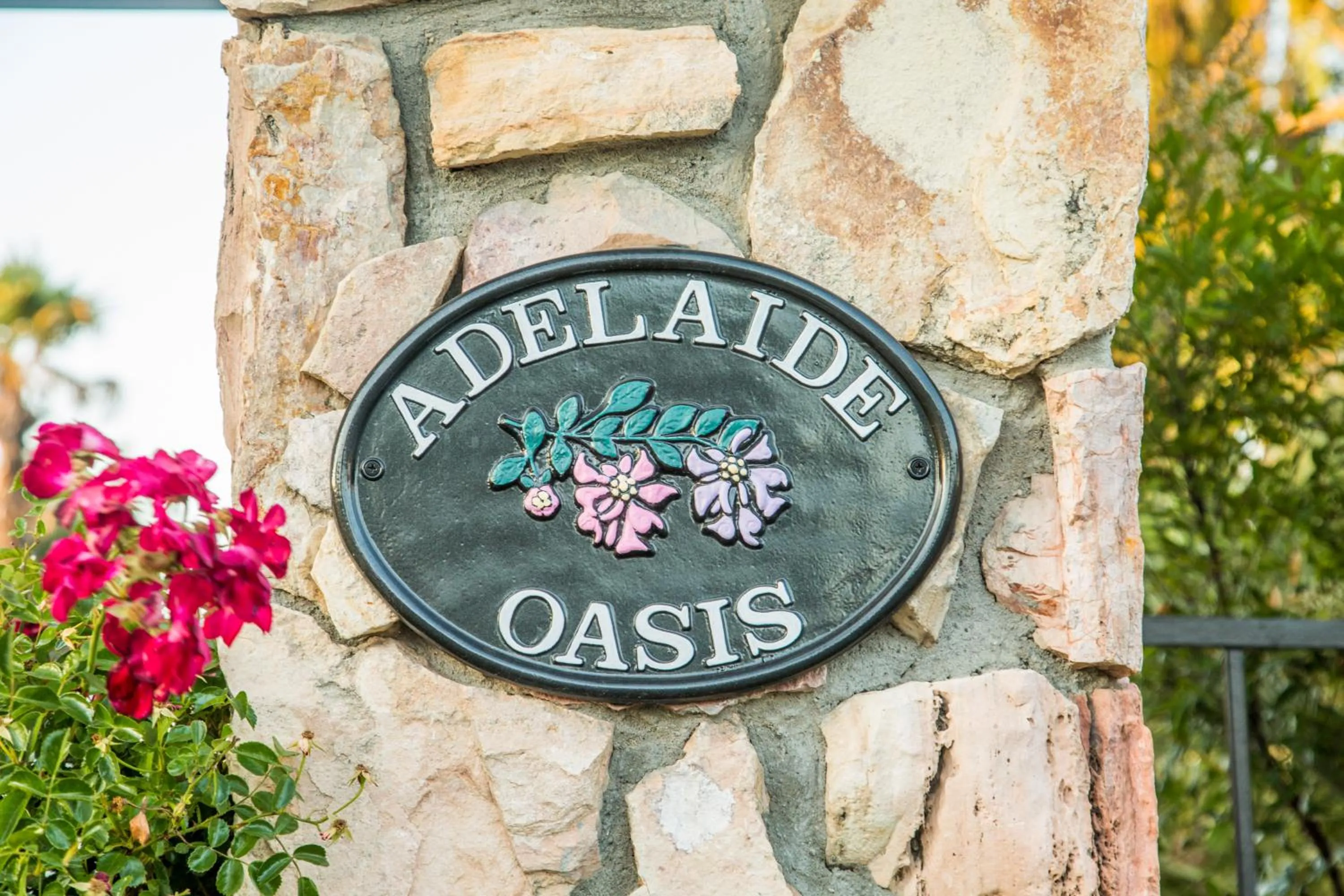 Swimming pool in Adelaide Inn