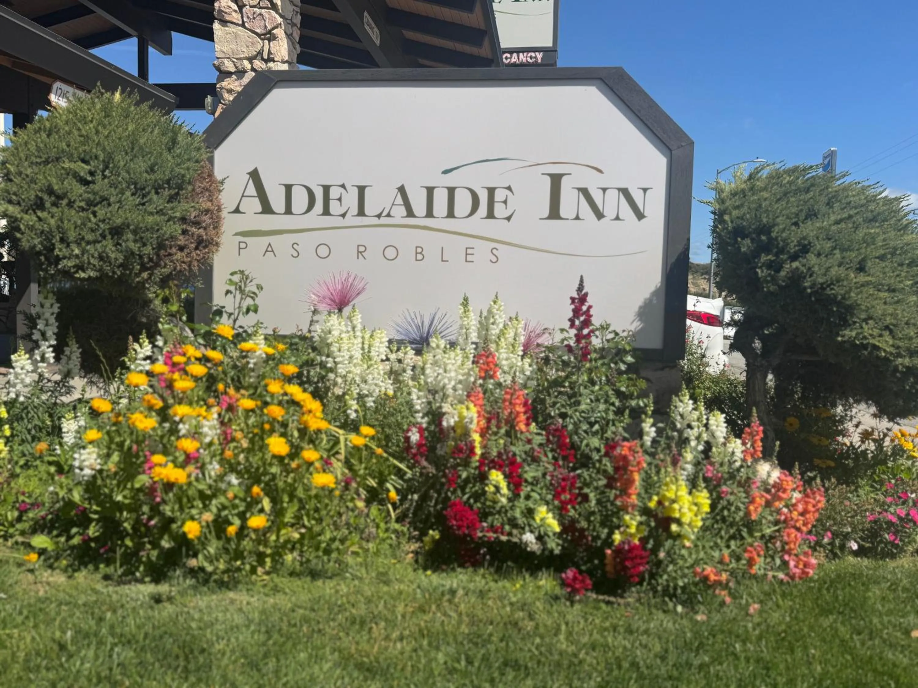 Facade/entrance in Adelaide Inn