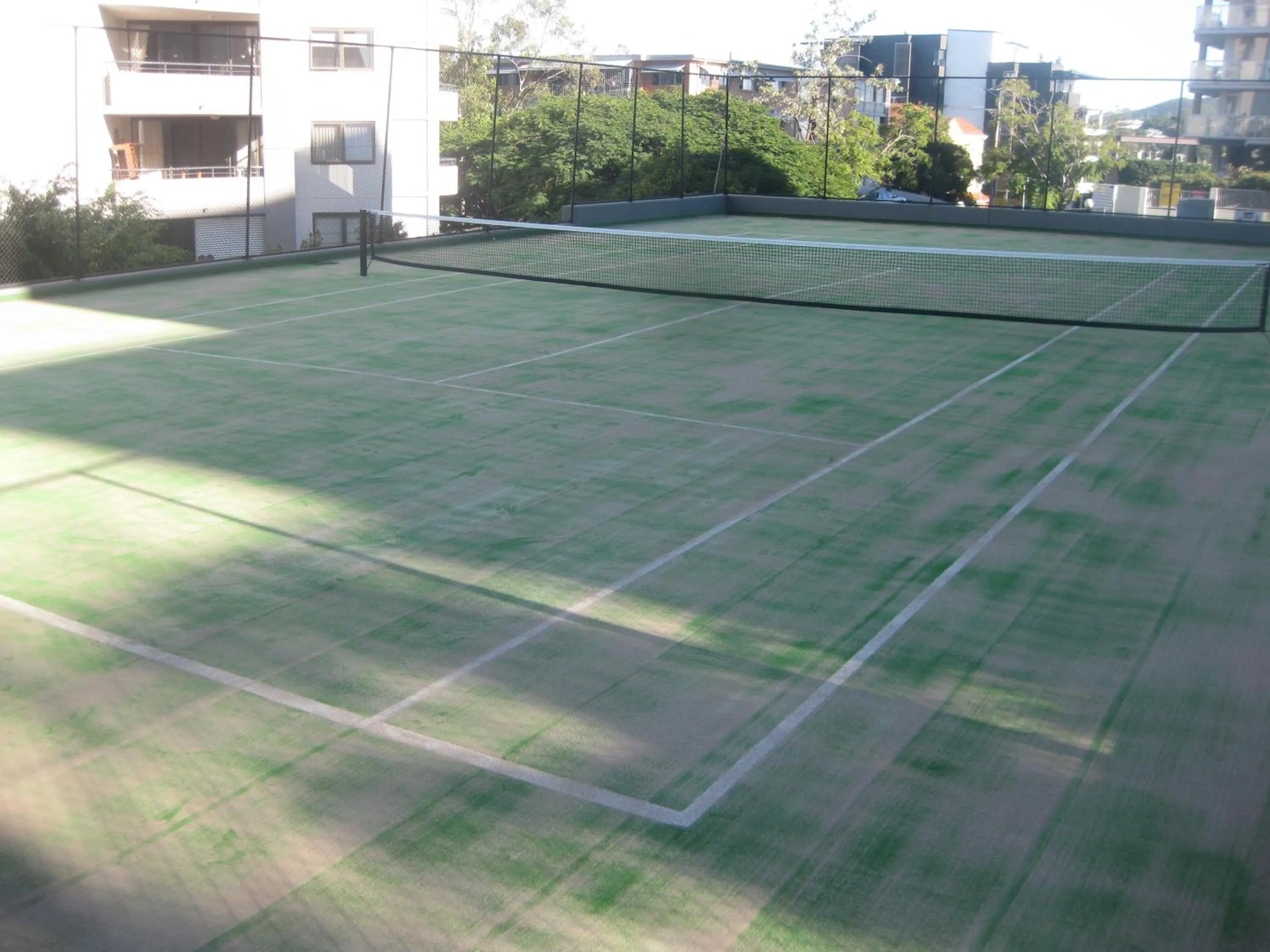 Tennis court in Fairthorpe Apartments