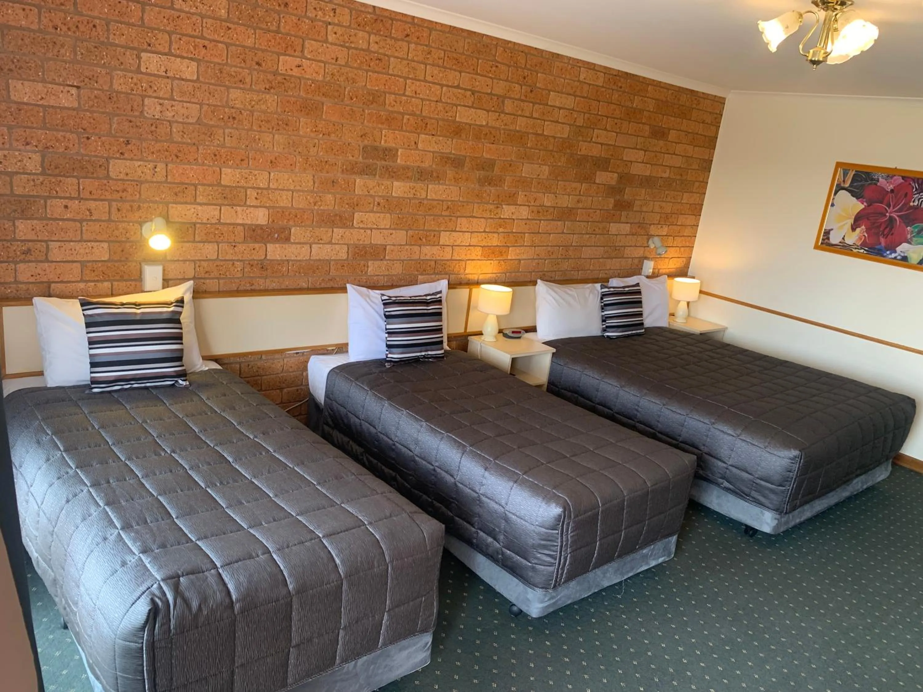 Bed in Newell Motor Inn Narrandera