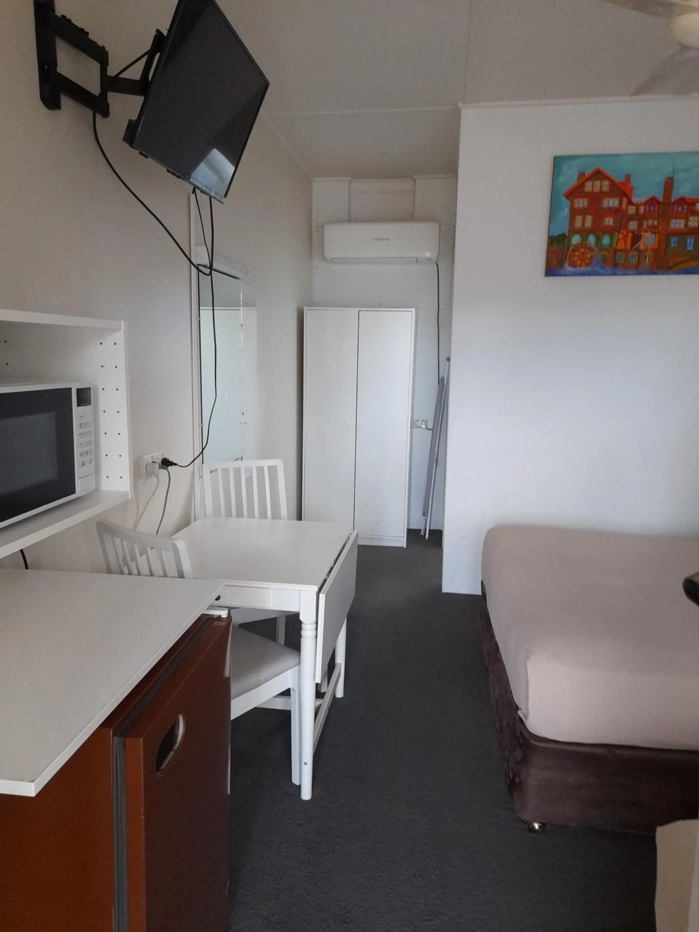 Photo of the whole room in Aromet Motor Inn