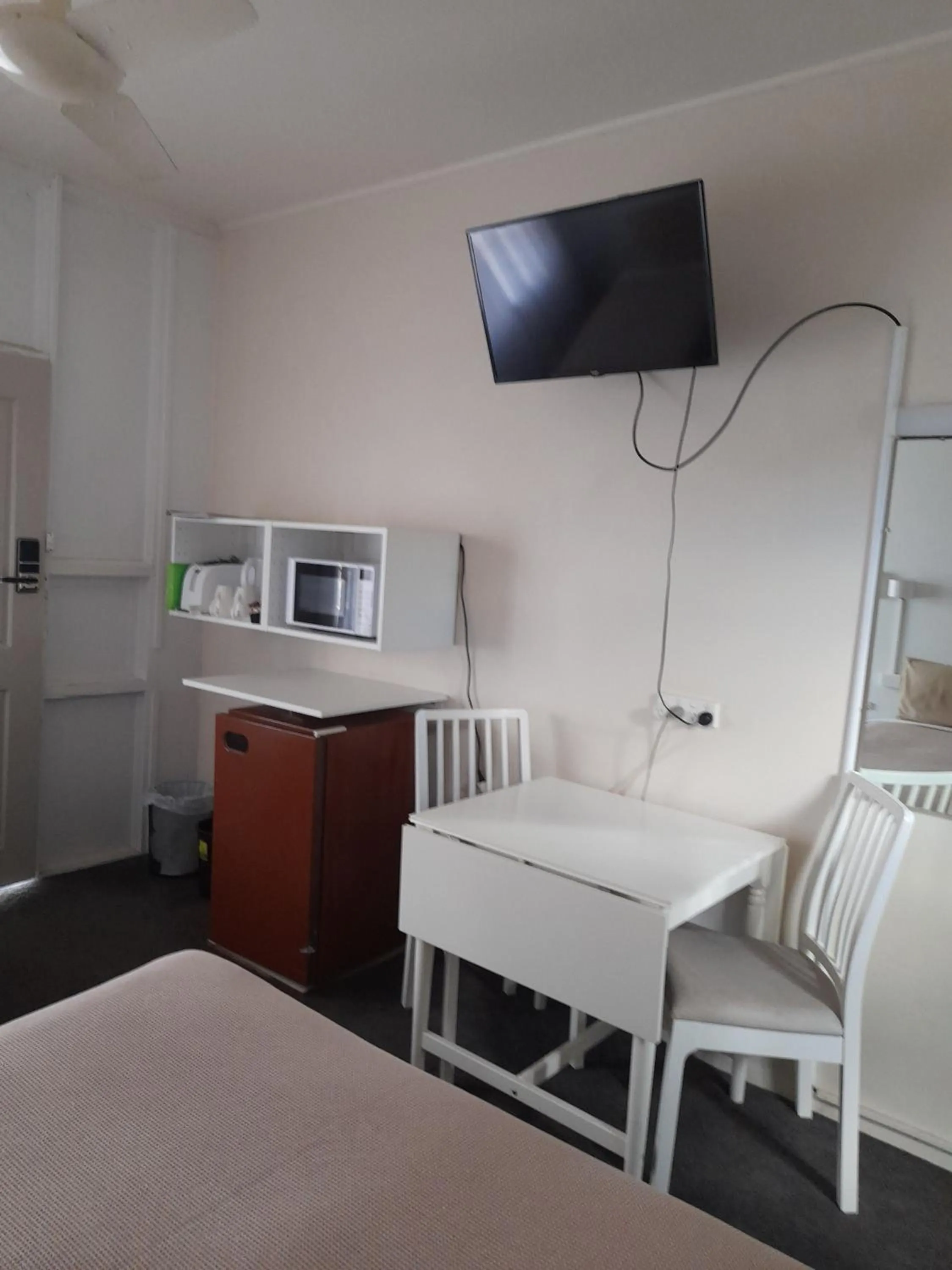 hair dresser, Bed in Aromet Motor Inn