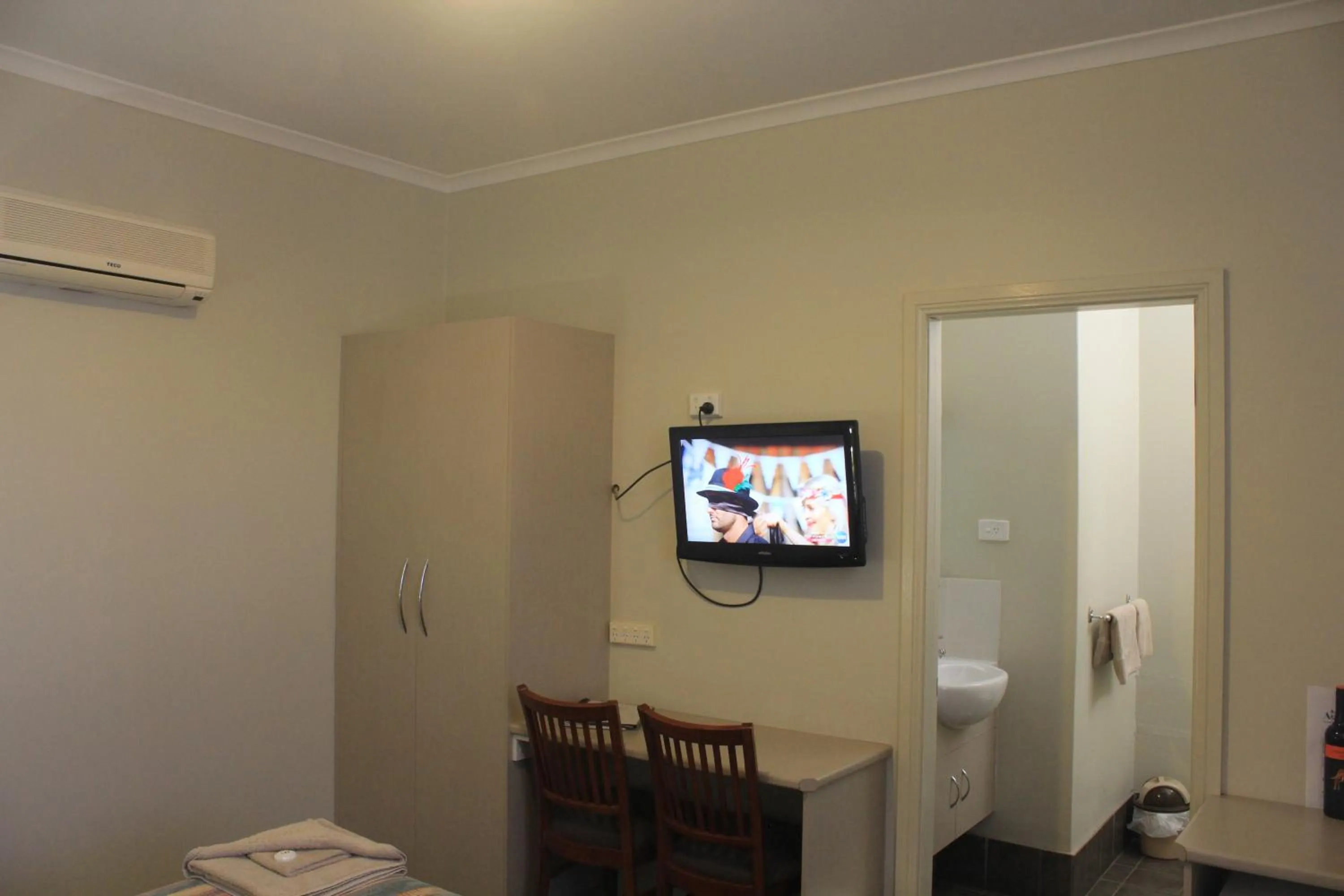 Photo of the whole room in Aromet Motor Inn