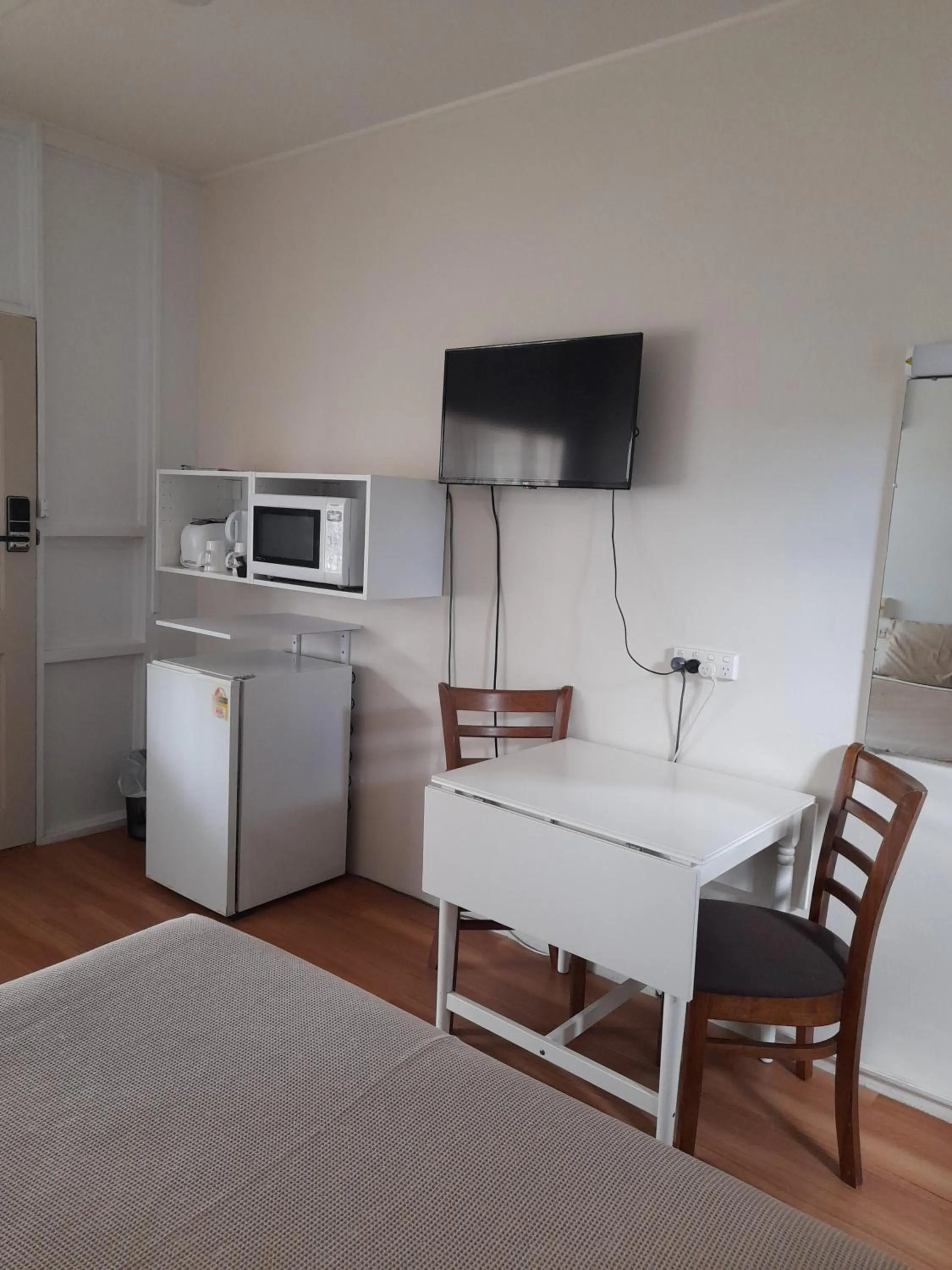 Photo of the whole room in Aromet Motor Inn