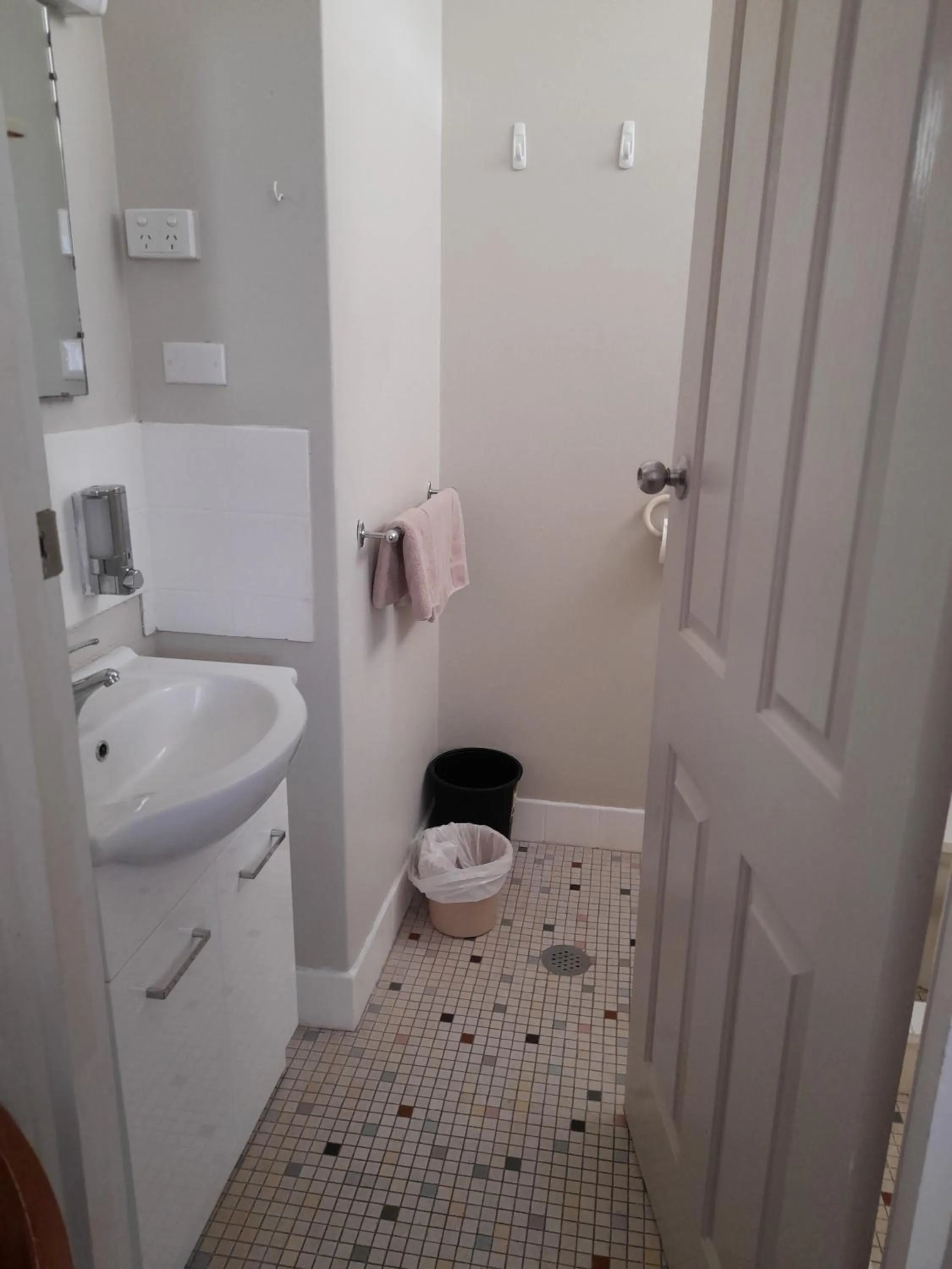 Bathroom in Aromet Motor Inn