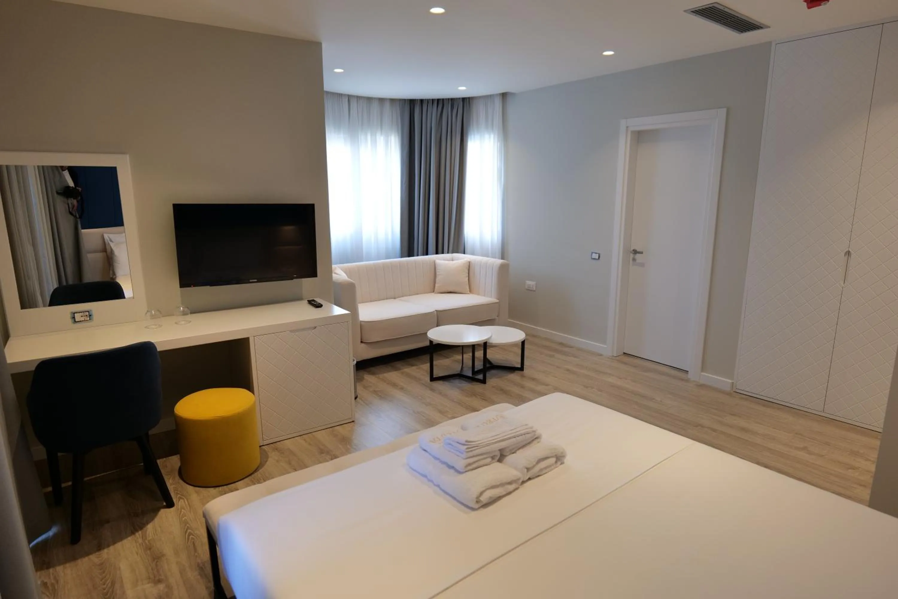 Seating area, Bed in Hotel Teuta