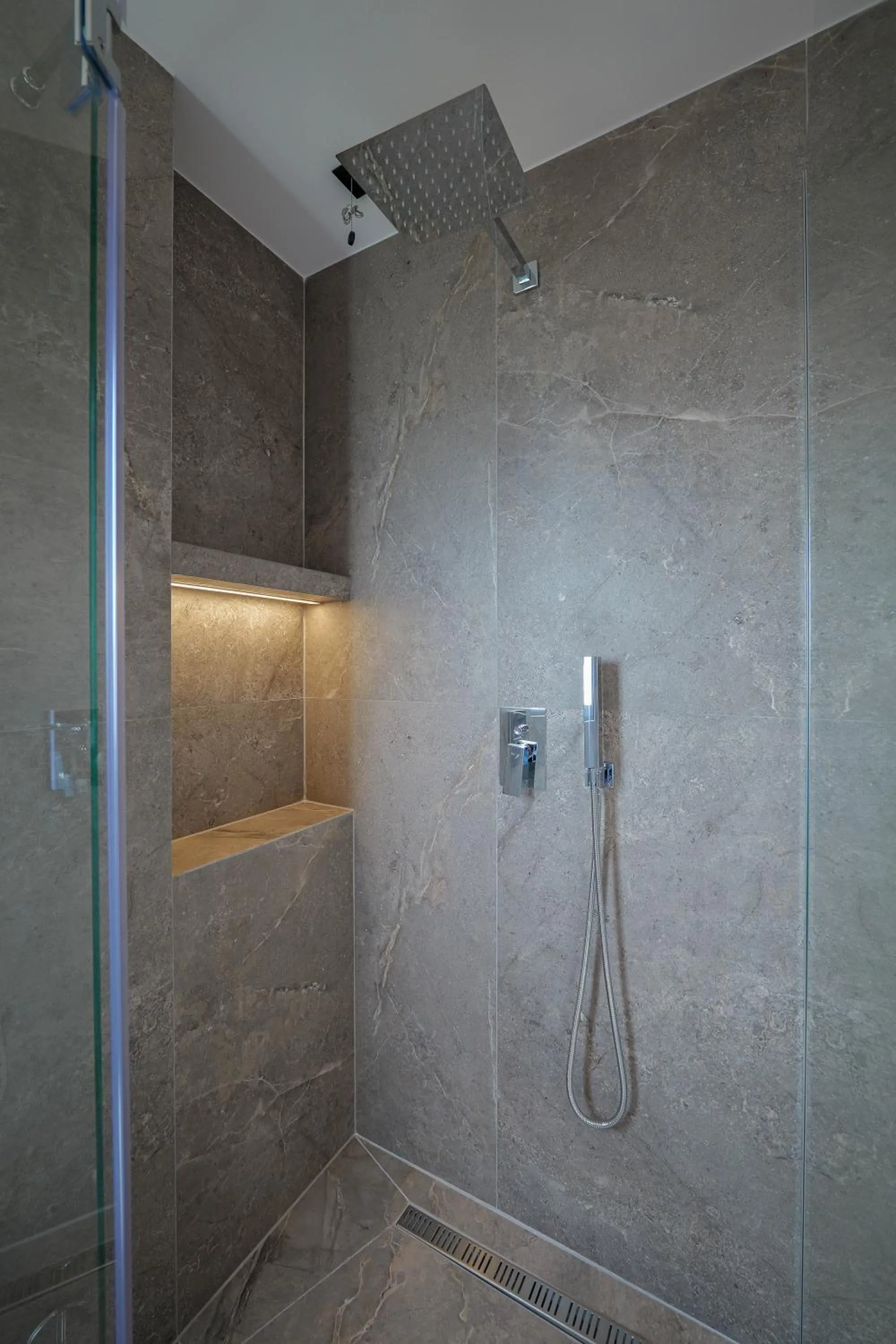 Shower in Hotel Teuta