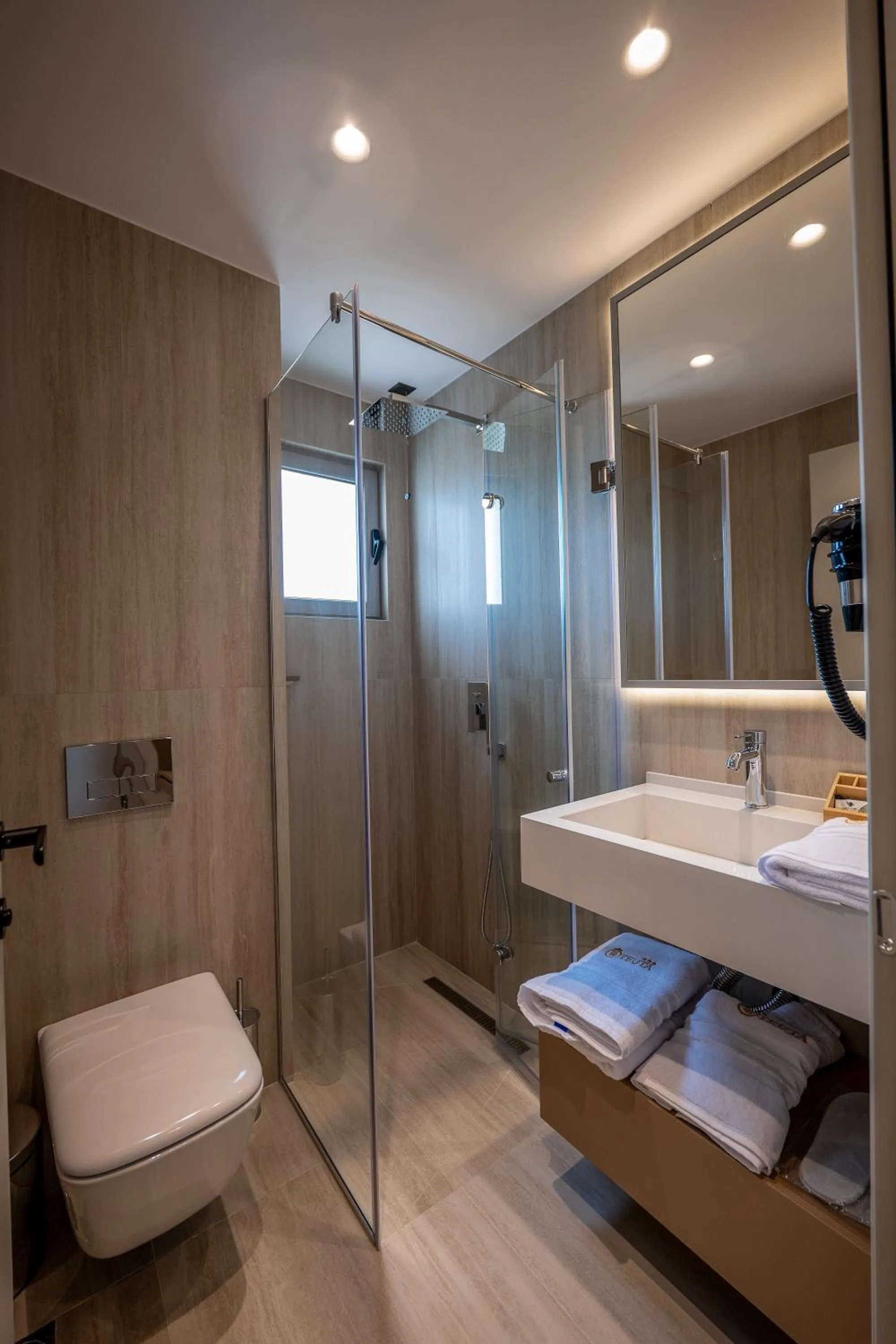 Shower in Hotel Teuta