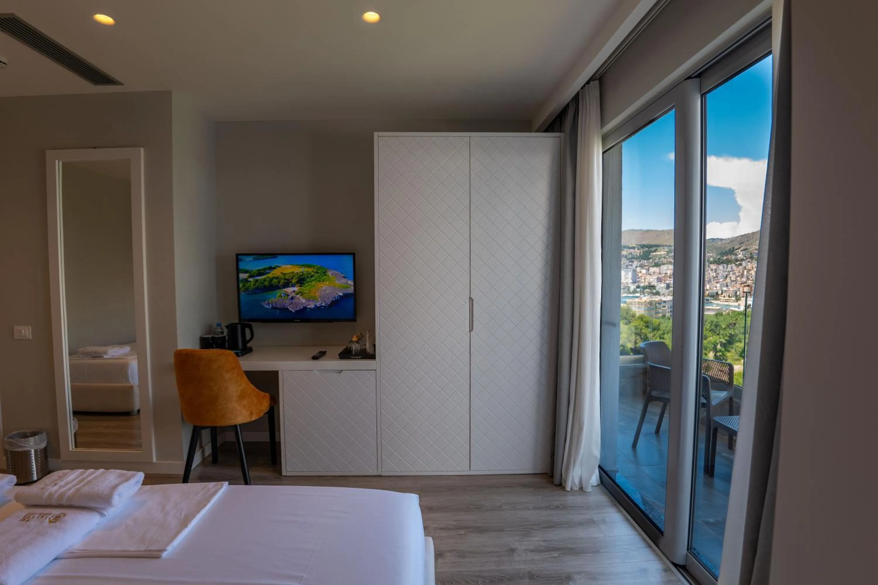 TV and multimedia, Bed in Hotel Teuta