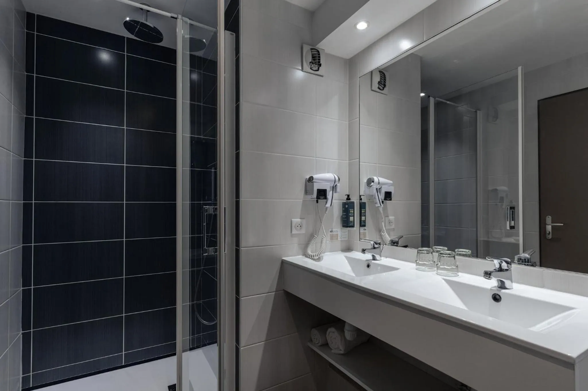 Bathroom in BRIT HOTEL - RESTAURANT Saint-Brieuc Langueux