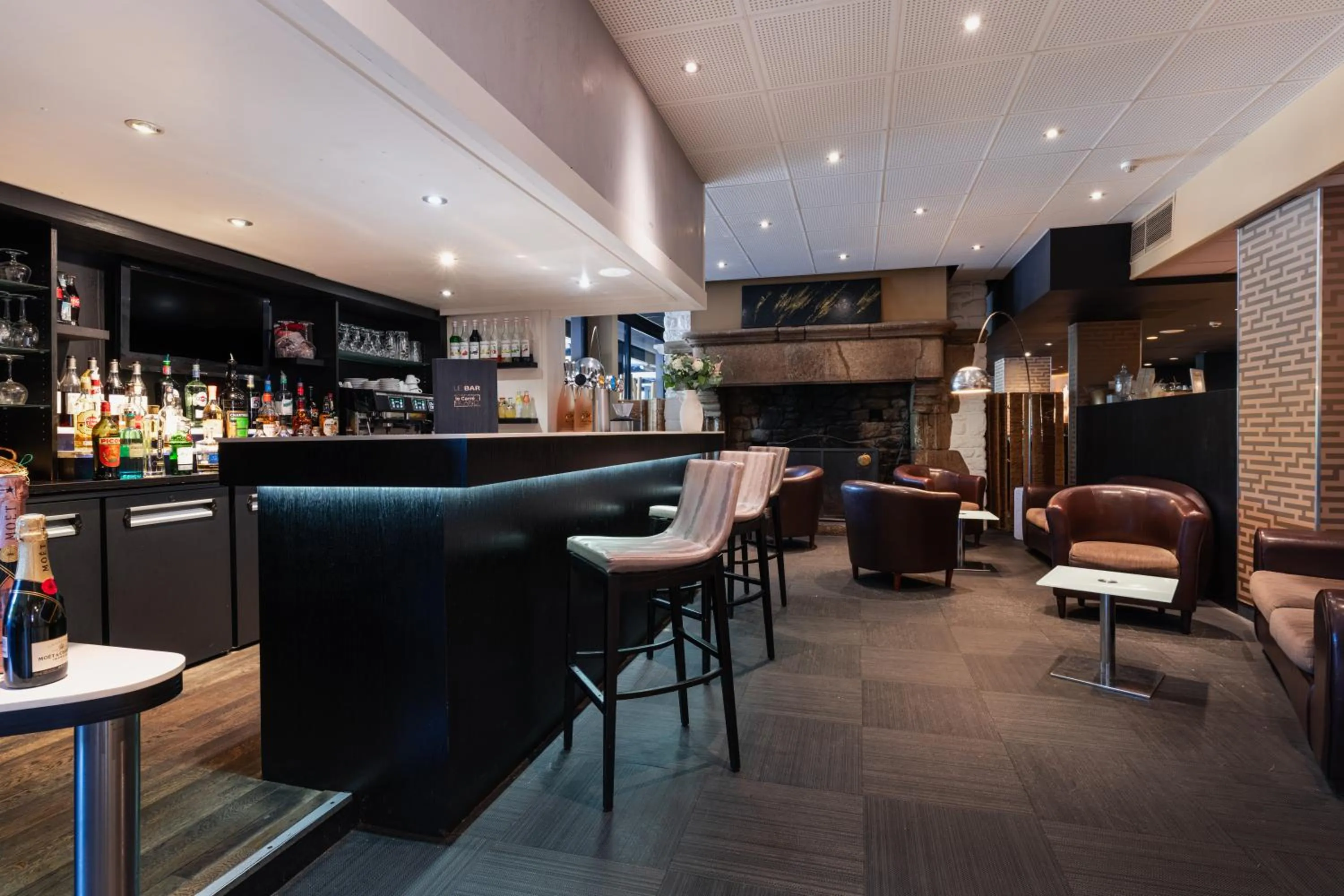 Lounge or bar in BRIT HOTEL - RESTAURANT Saint-Brieuc Langueux