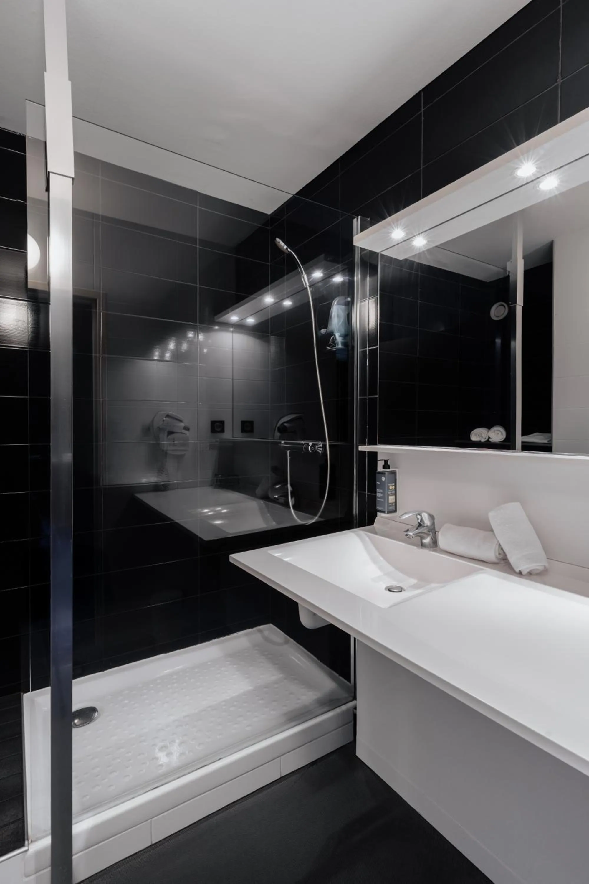 Shower in BRIT HOTEL - RESTAURANT Saint-Brieuc Langueux