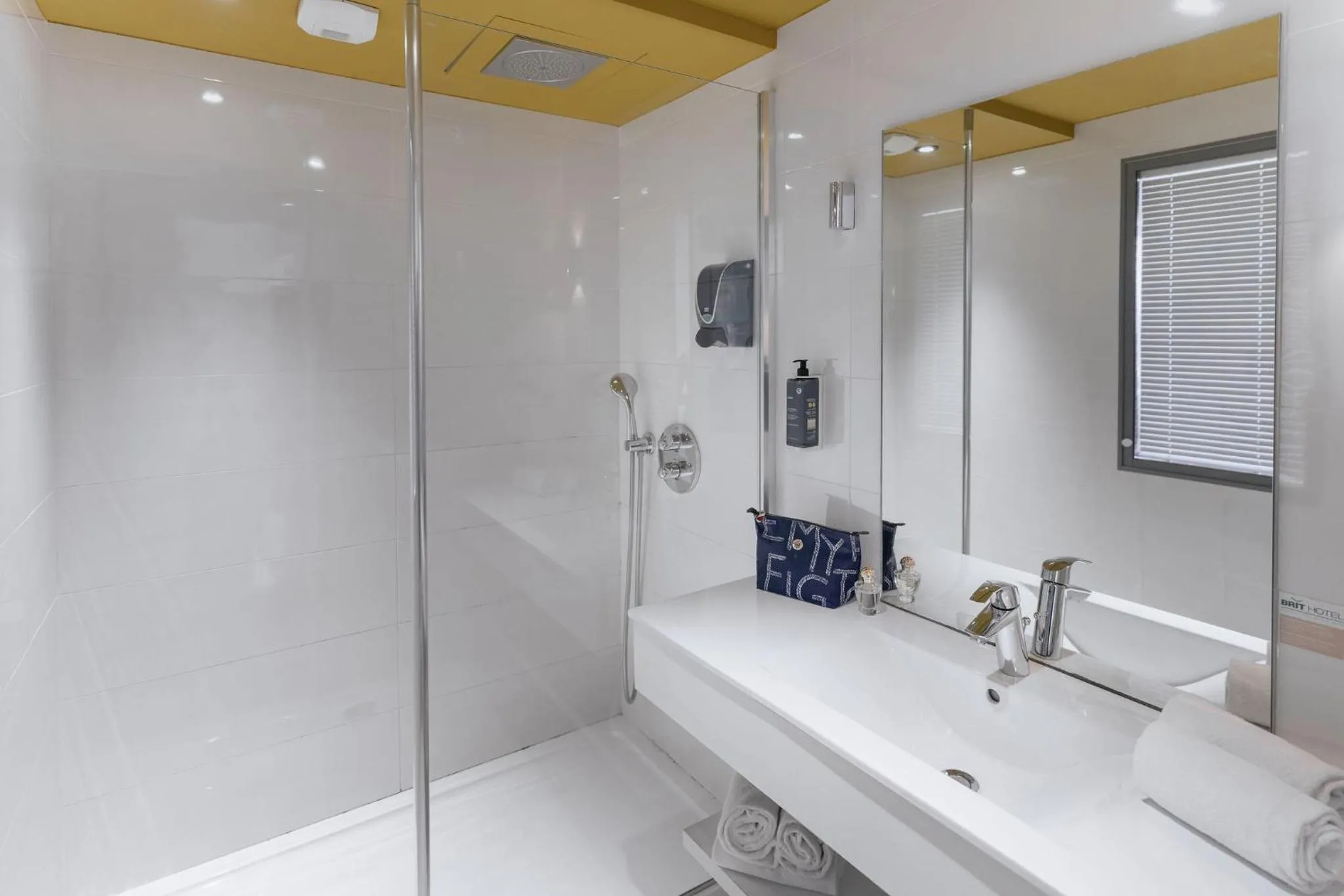 Shower in BRIT HOTEL - RESTAURANT Saint-Brieuc Langueux