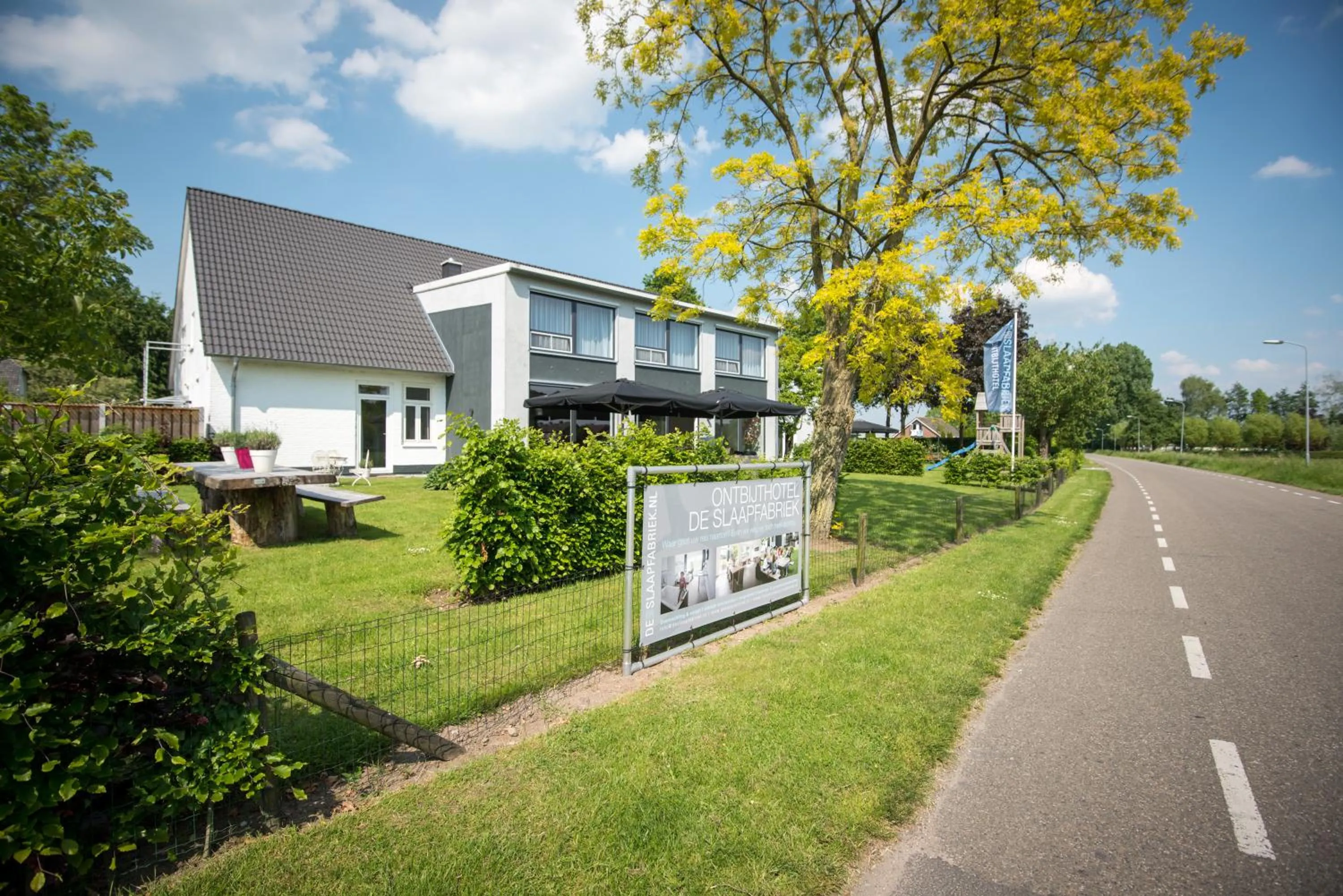 Facade/entrance in De Slaapfabriek vakantiehuis en trainingslocatie