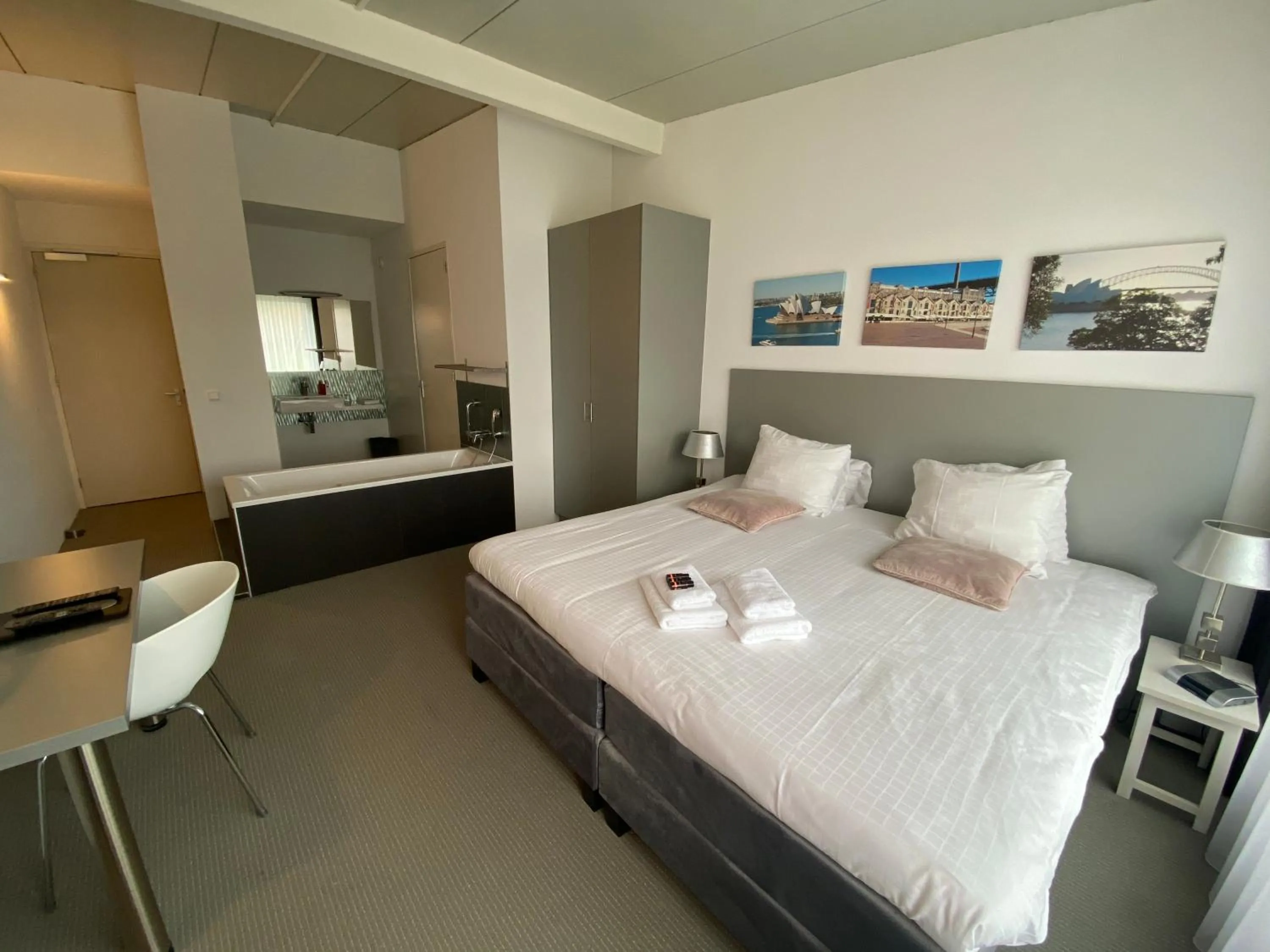 Property building, Bed in De Slaapfabriek vakantiehuis en trainingslocatie