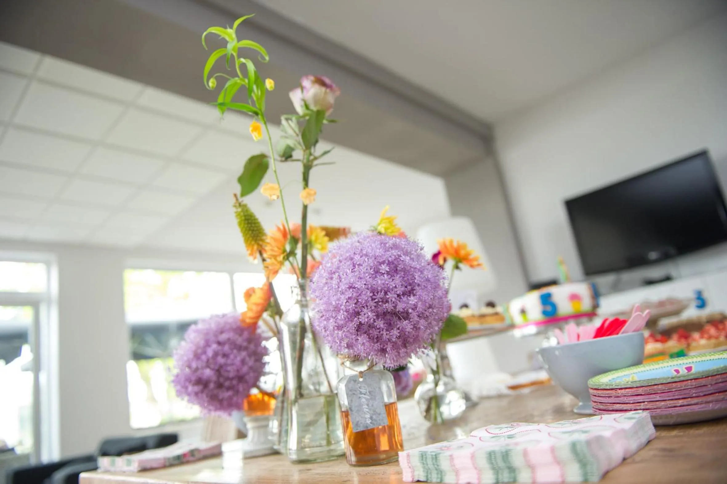 Communal lounge/ TV room in De Slaapfabriek vakantiehuis en trainingslocatie