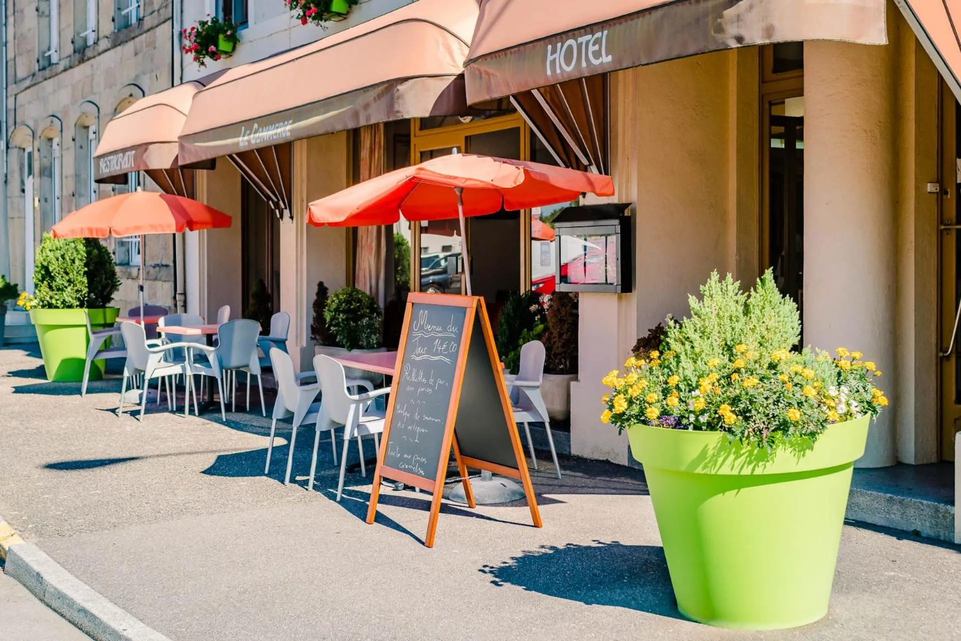 Property building in Le Commerce