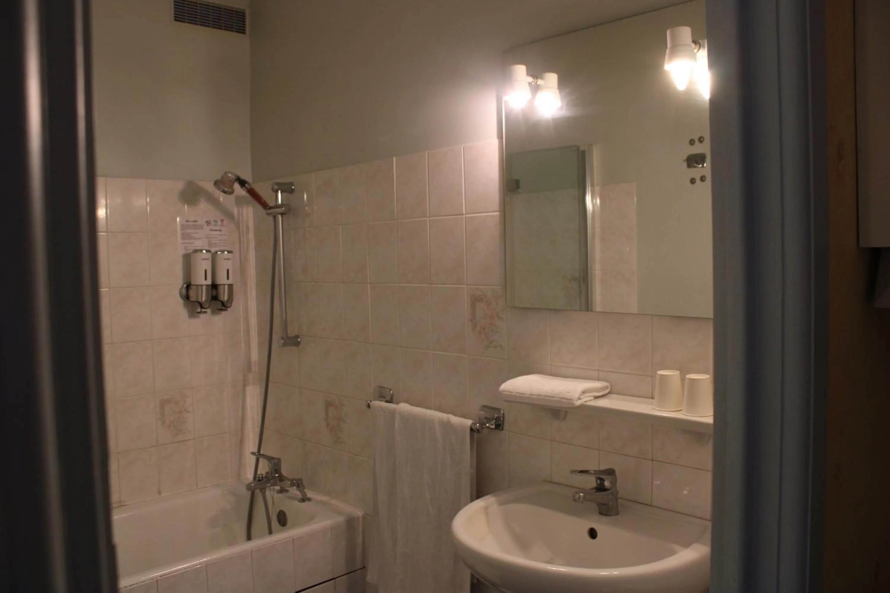 Bathroom in Le Commerce