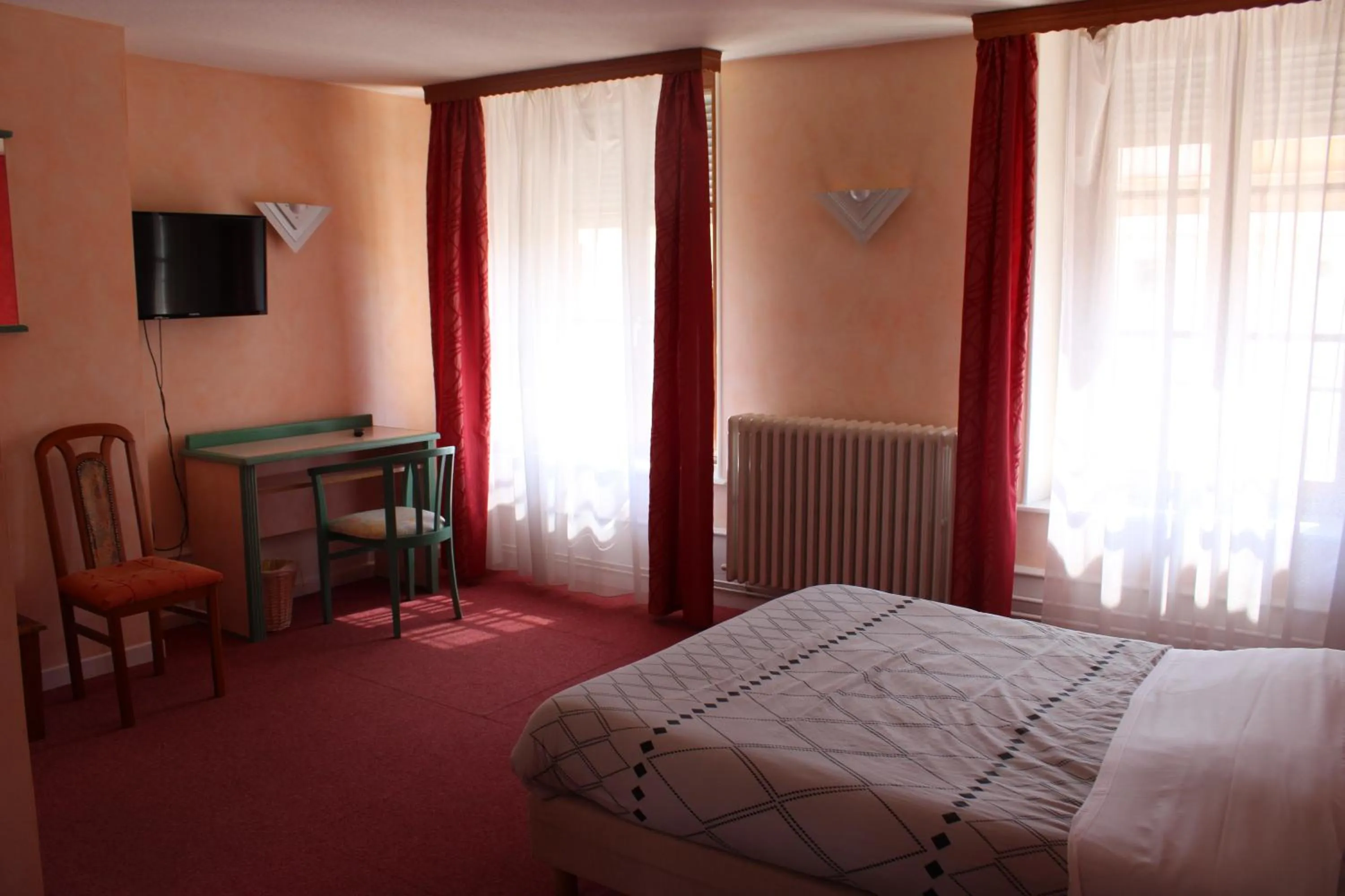 Bedroom, Bed in Le Commerce