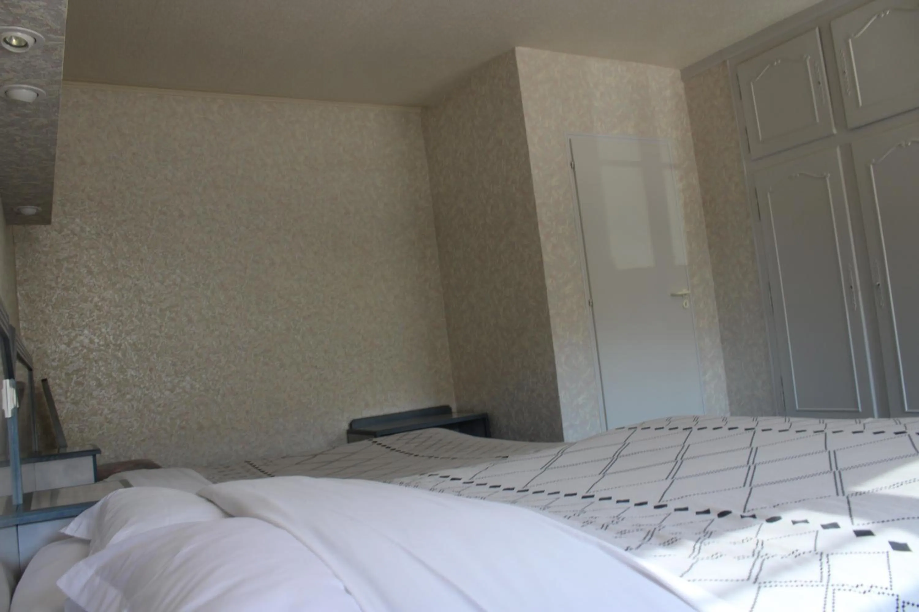 Bedroom, Bed in Le Commerce