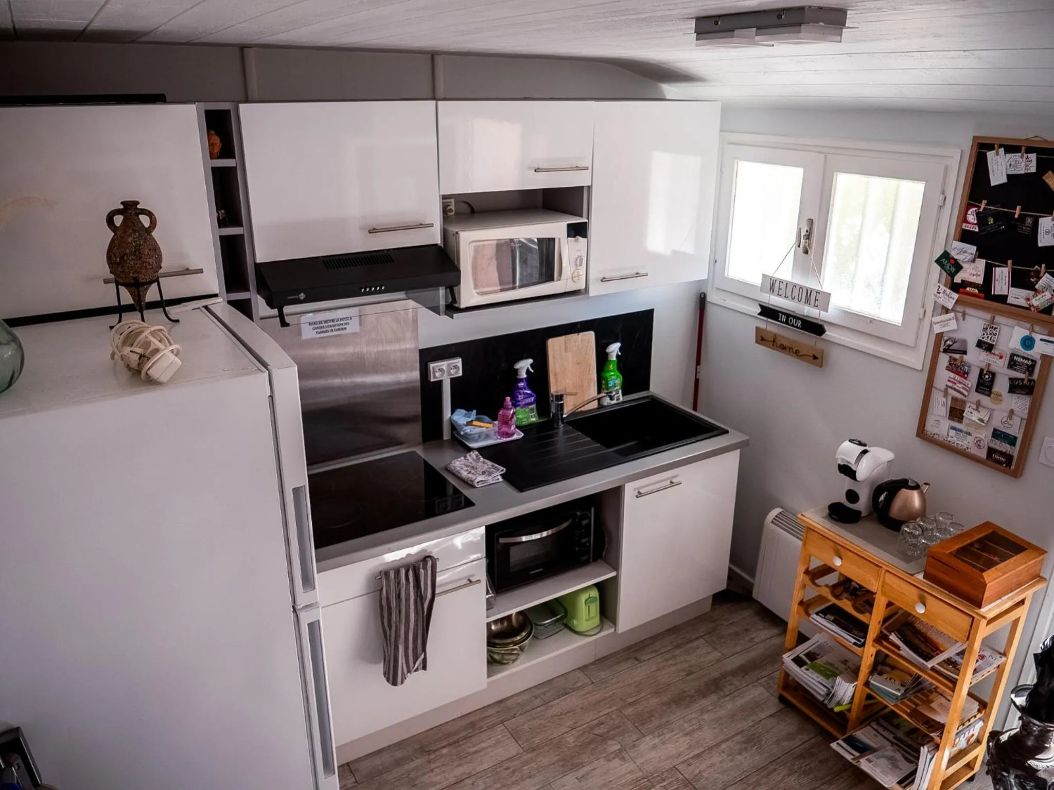 Communal kitchen in La Villa Herbert Maison d'hôtes à Andernos