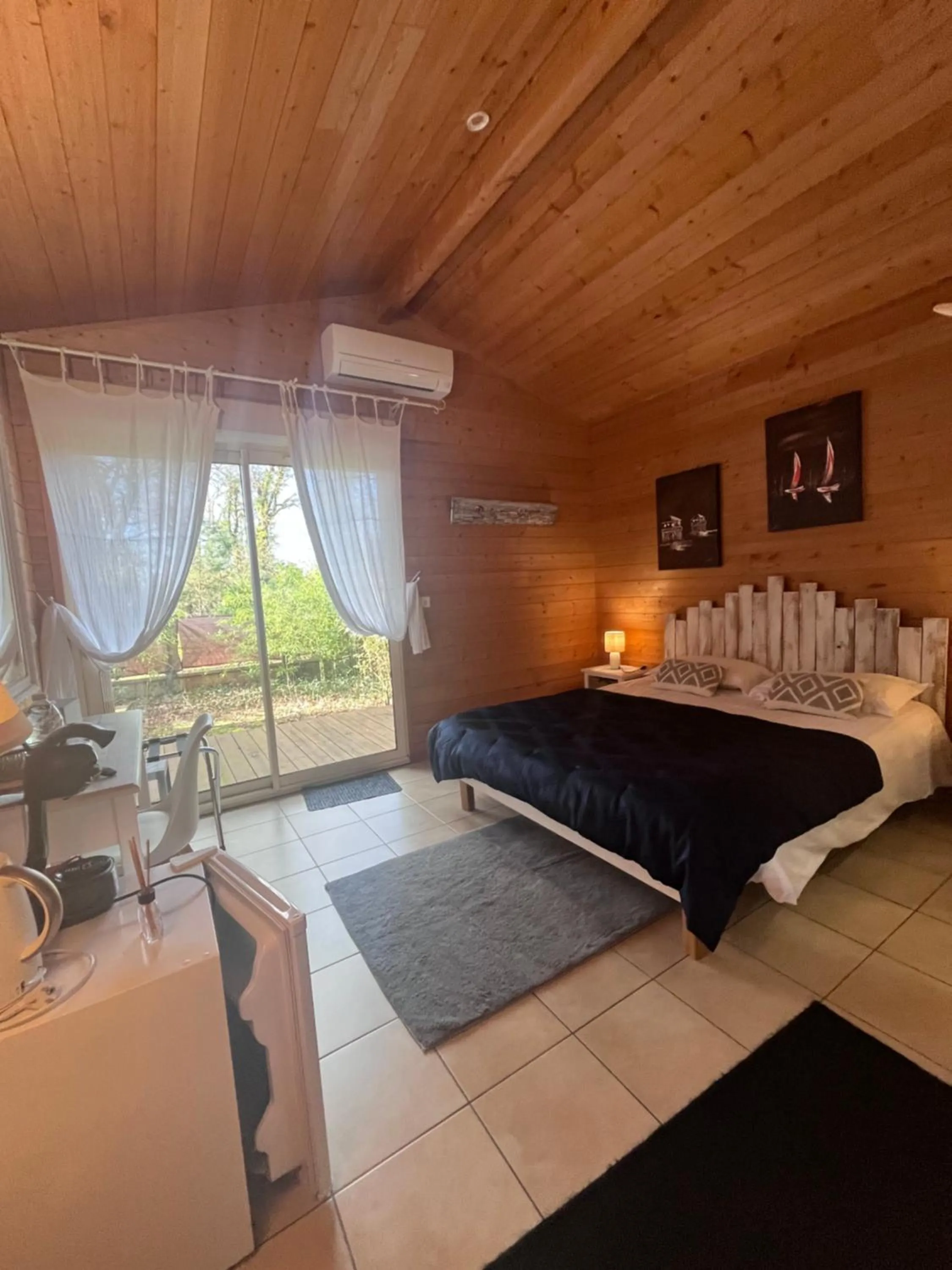 Bed in La Villa Herbert Maison d'hôtes à Andernos