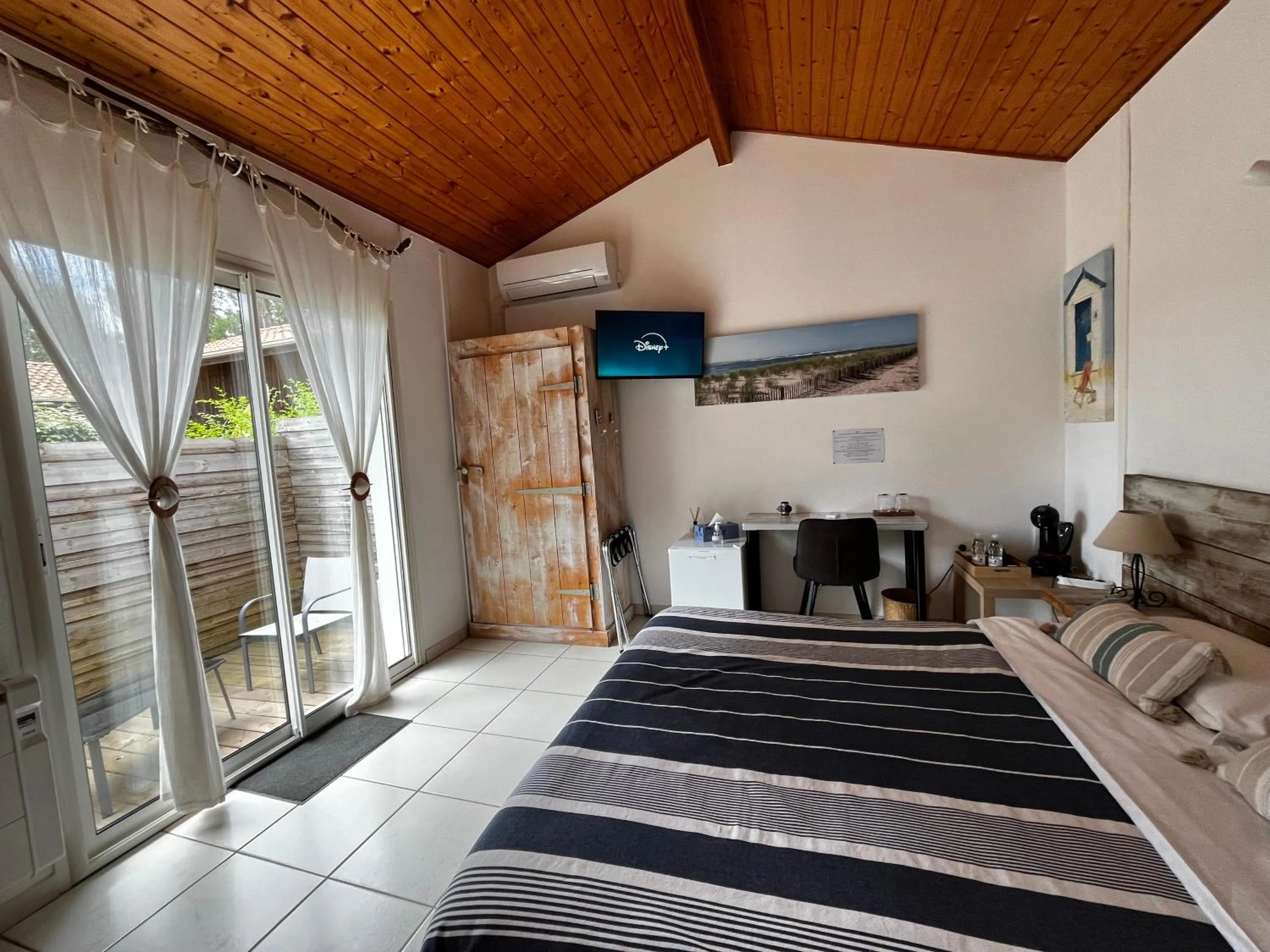 Bedroom, Bed in La Villa Herbert Maison d'hôtes à Andernos