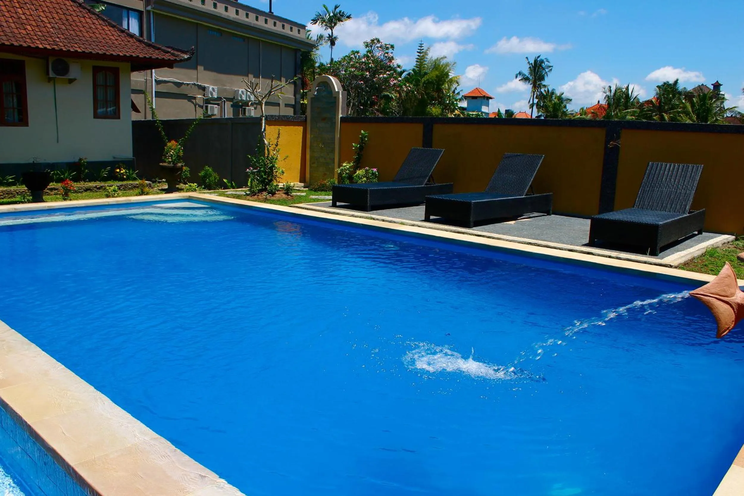 Swimming pool in Swan Inn
