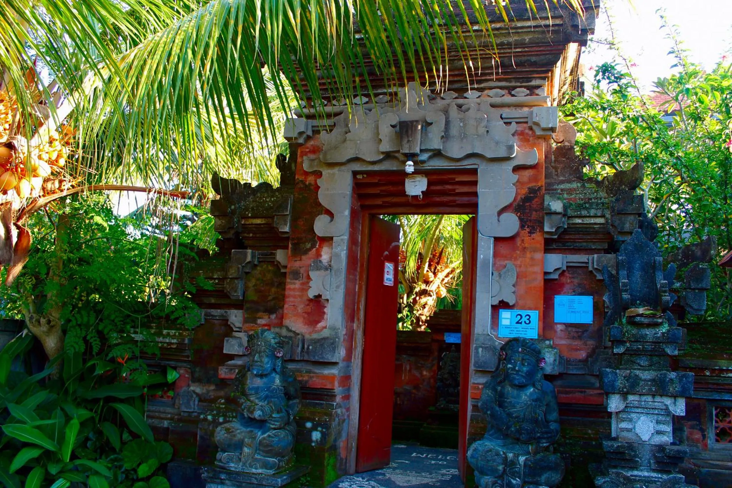 Facade/entrance in Swan Inn